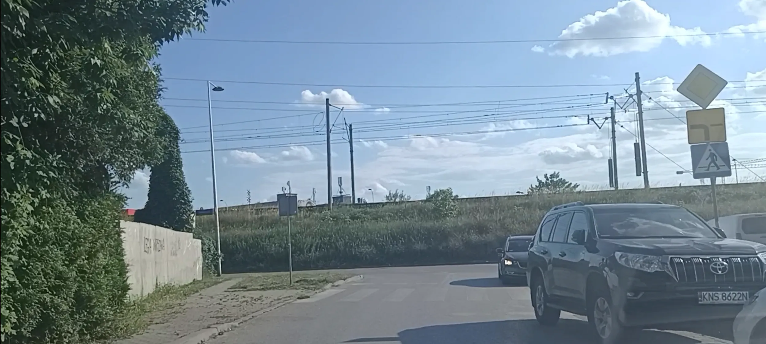 Nielegalne parkowanie wrakiem po wypadku na przejściu dla pieszych i zasłanianie widoku na pieszych