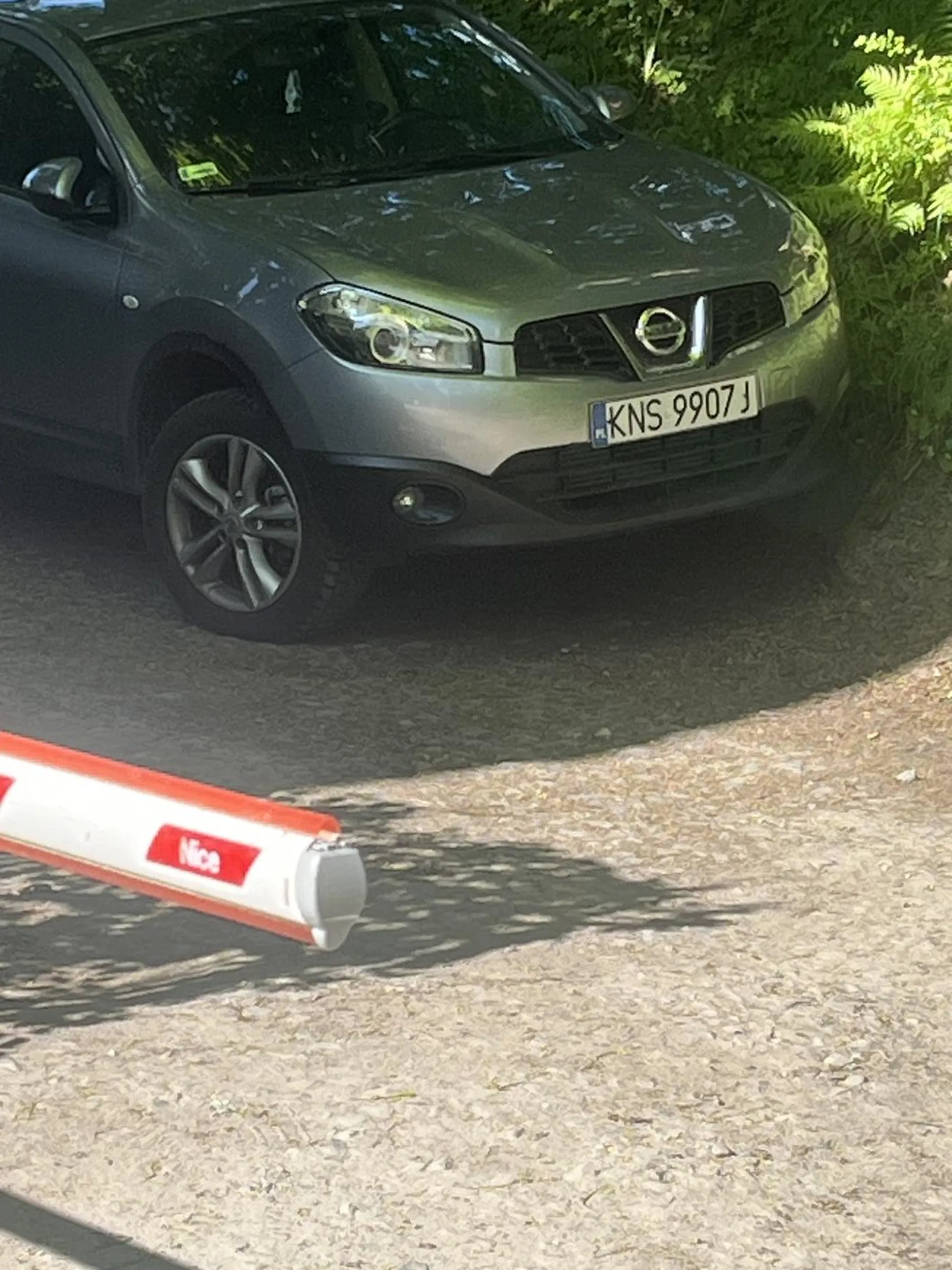 Parkowanie na wjeździe do posesji. Większym autem nie da się przejechać. Właściciela nie ma od około 4h