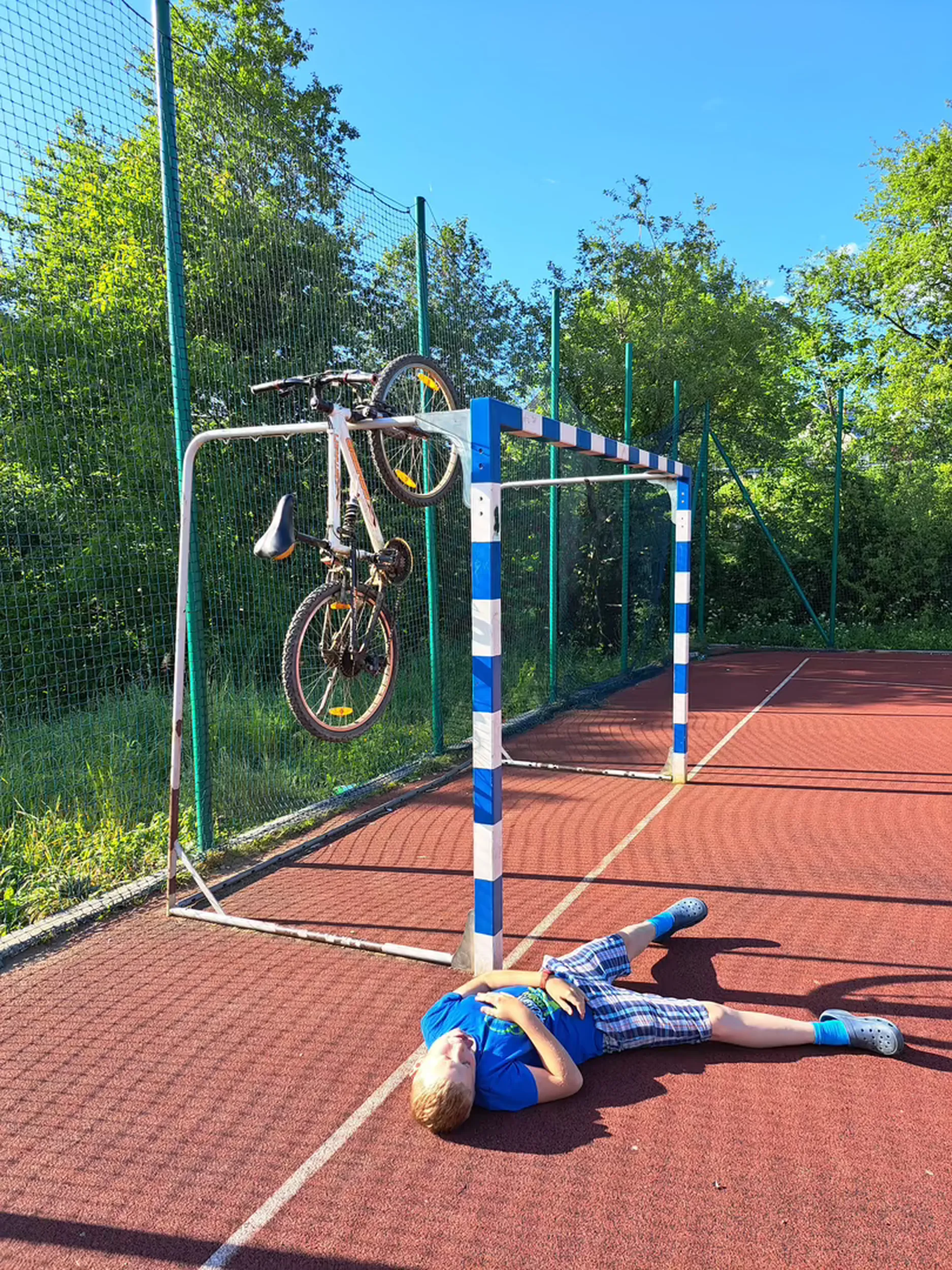 Jakiś typ na motorze gilera 50cc z włosaami na eszkeregigachada i z zezem w oczach pierolnął mojego kolegę na rowerze(kolega nie żyje) (rower wyjebało)