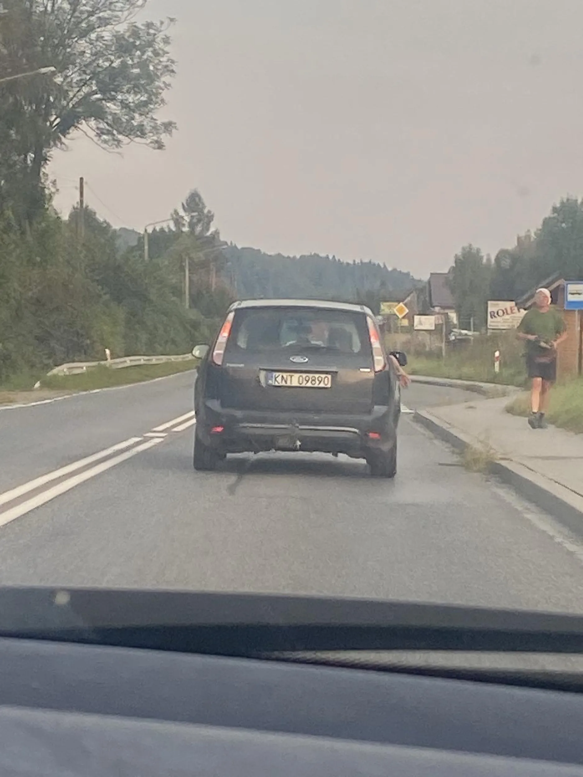 Jedzie jak wariat pokazuje srodkowy palec i hamuje w dziwny sposob, czasem jedzie na awaryjnych