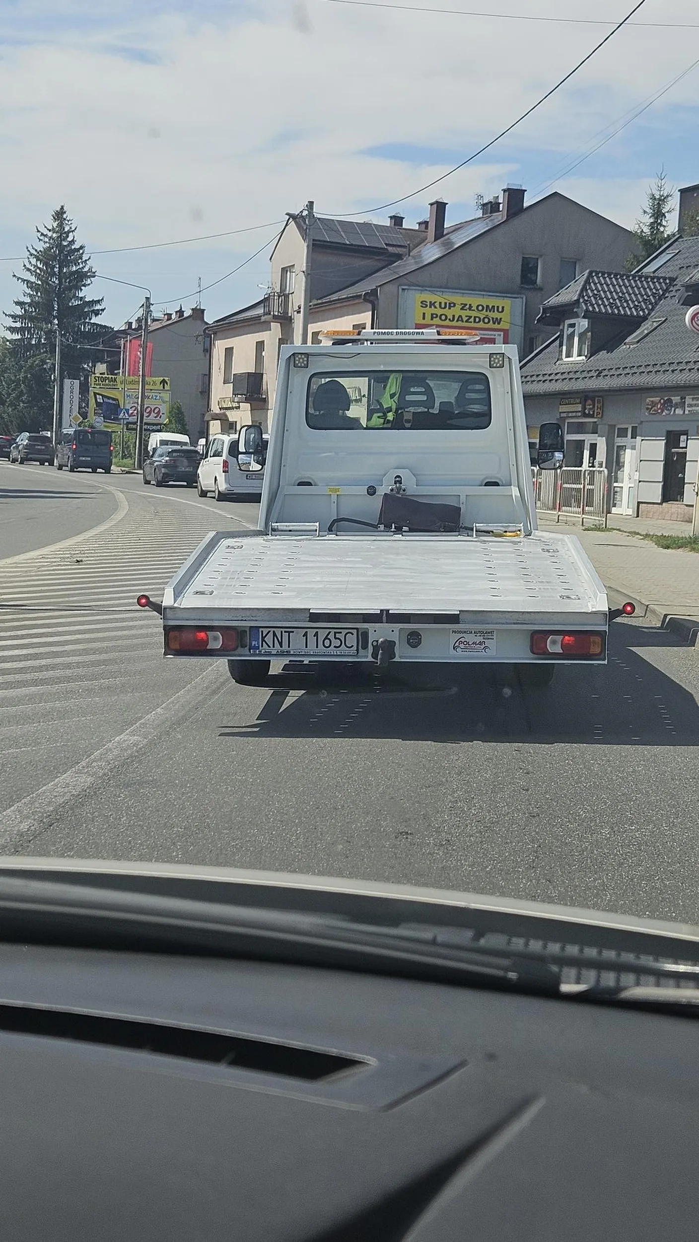 Kierowca nie znający się na znakach, nie wpuszcza przy jeździe na zakładkę. Holować to jego powinni, a nie on kogoś...