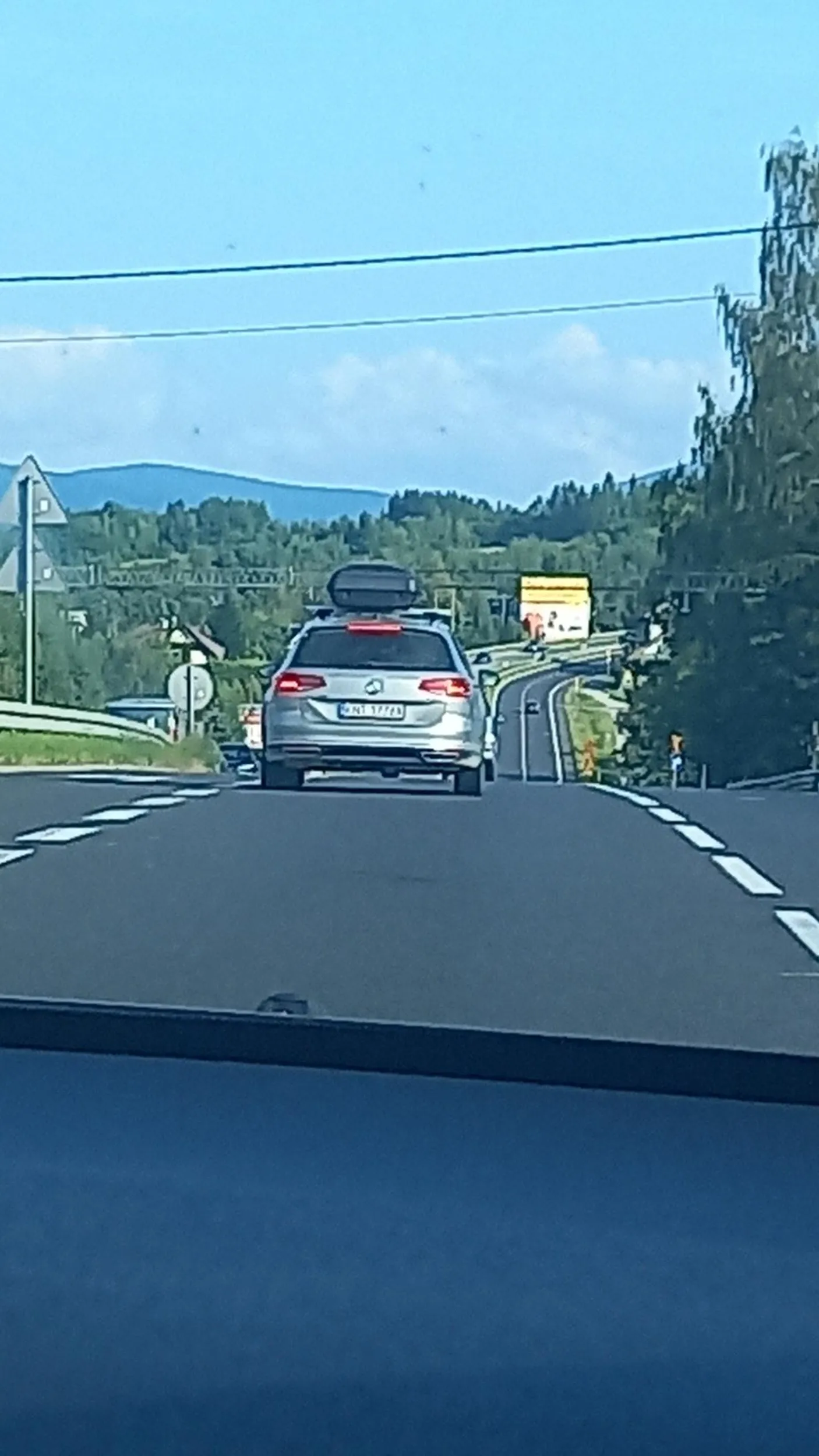 Mało inteligentna osoba, blokuje lewy pas. Nie potrafi prowadzić samochodu w jednym paśmie drogowym