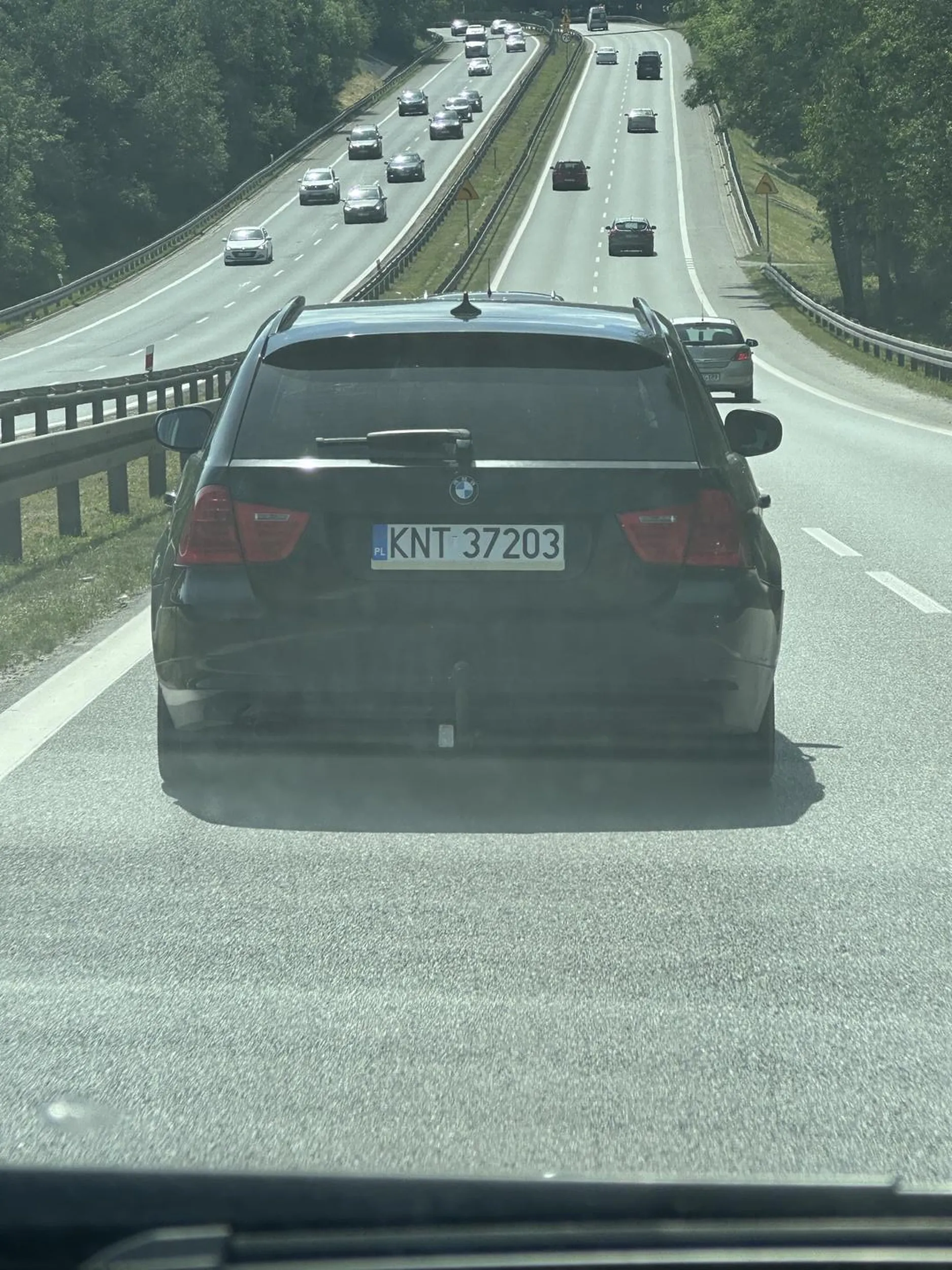 Ślepa parówa zajeżdża drogę i wymusza pierwszeństwo.