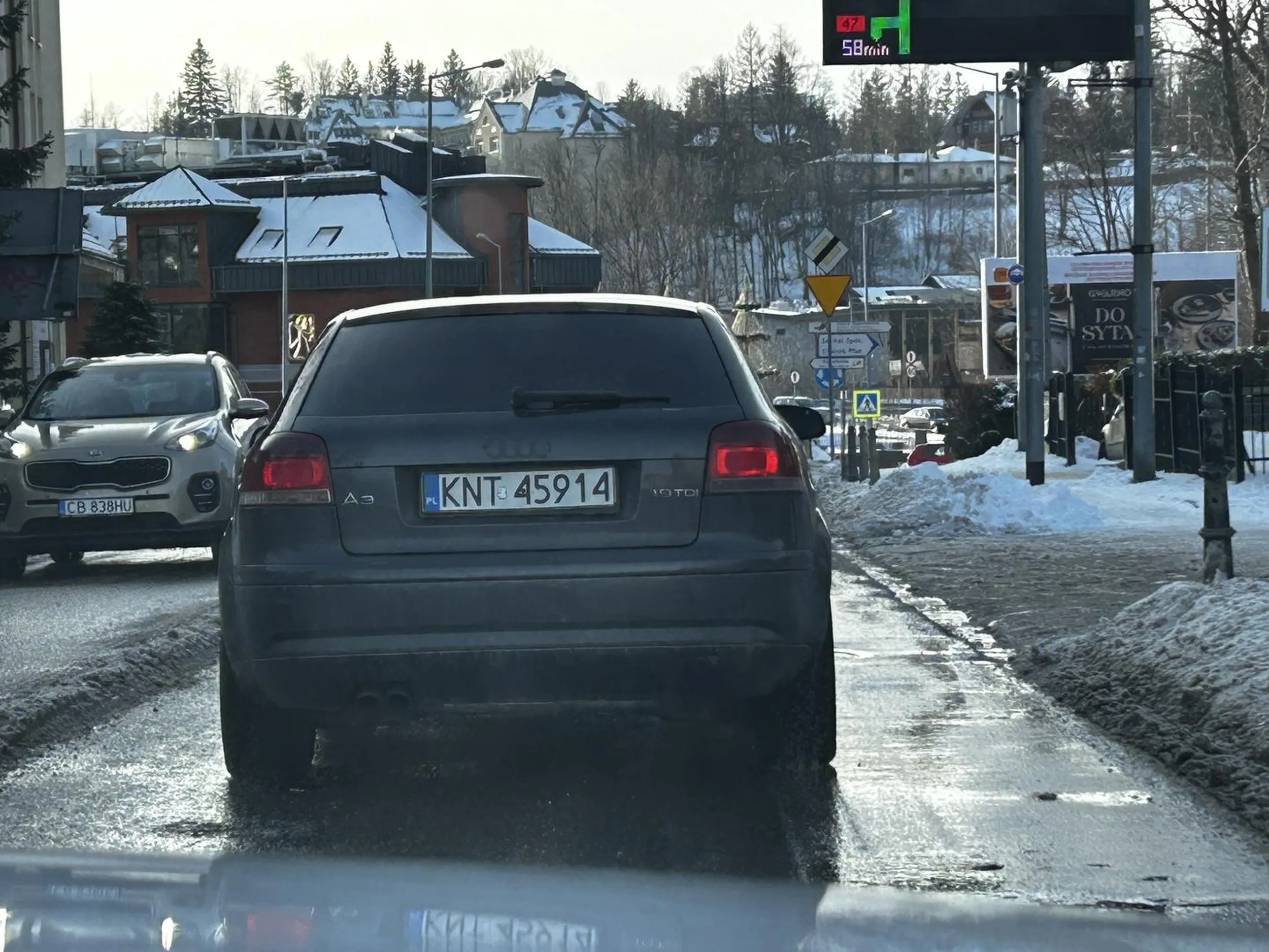 Pastusiara gada przez telefon wyzywa innych pokazuje środkowy palec blokuje całe rondo