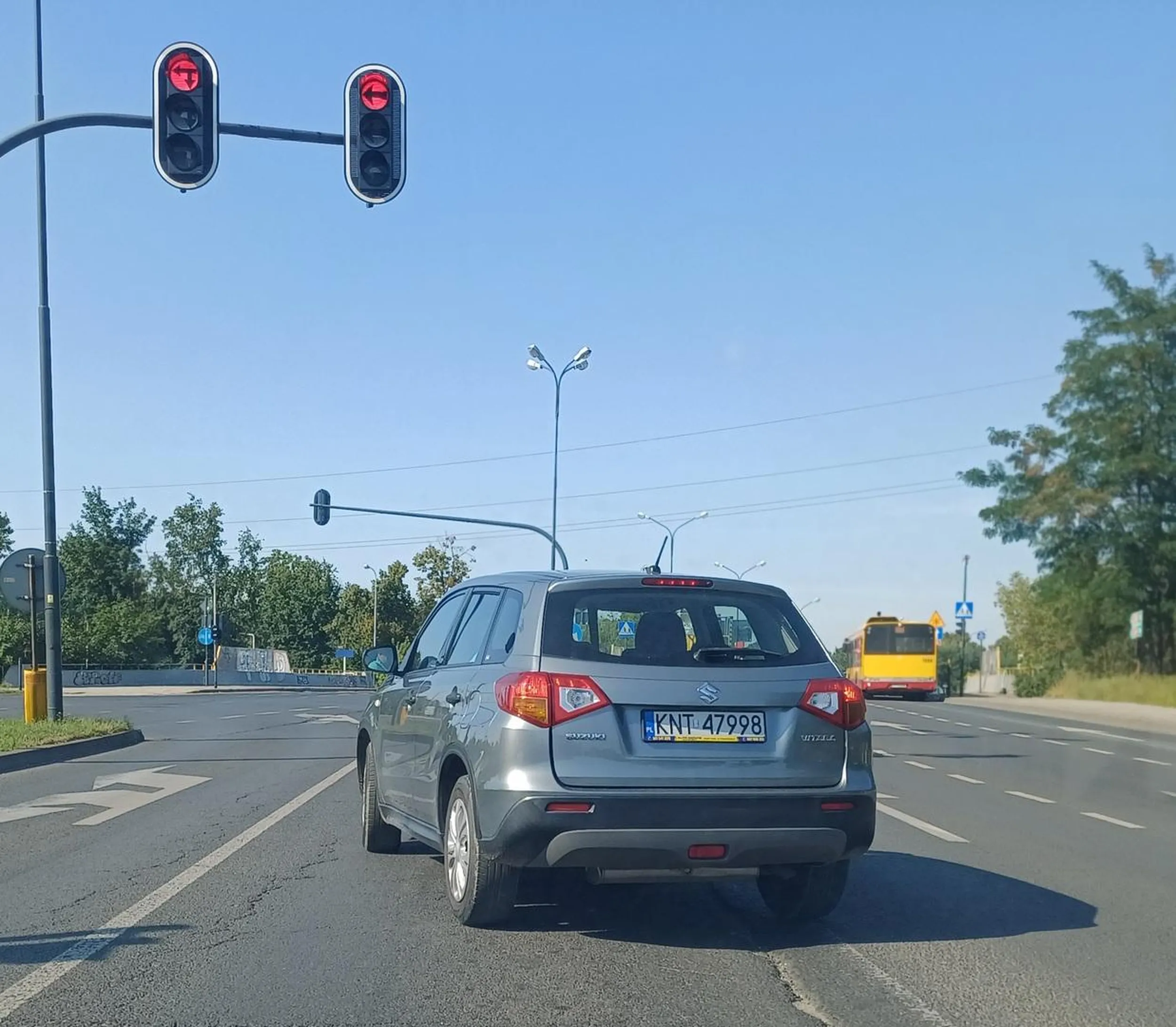 Przeciecie Ccągłej linii, blokowanie 2 pasów i zajechanie drogi bo kto mu zabroni.