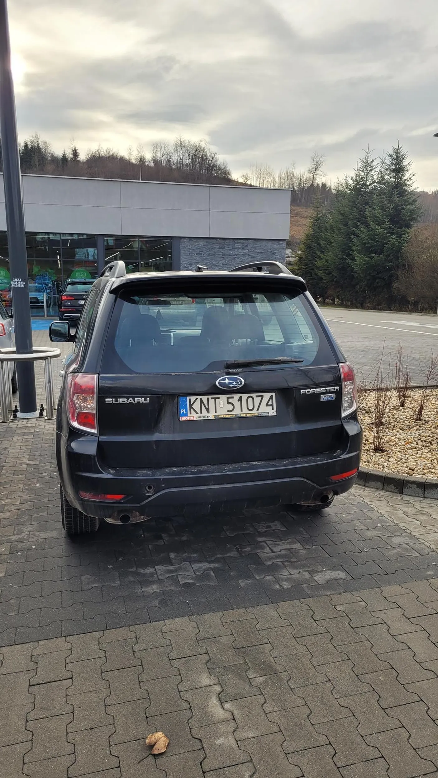 Starsza niepełnosprawna psychicznie kobieta siłą uderza drzwiami o samochody obok i jest wielce zdziwiona że komuś przeszkadza jak im rysuje samochody