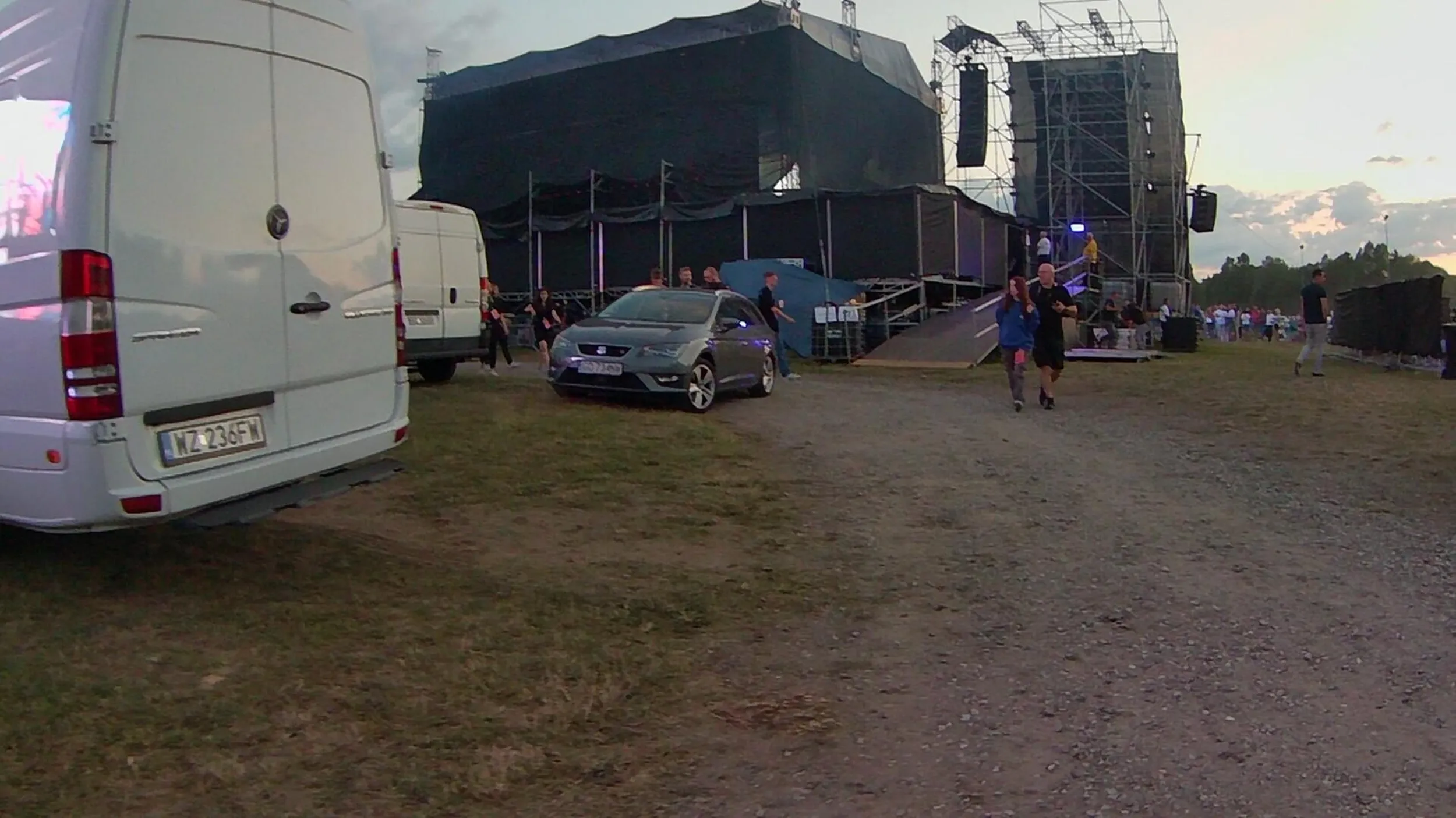 15 i 16 lipca 2023 kierowca zastawiał wjazd na teren placu koncertowego w Szczecinku. Kierowca - niedoinformowany „fotograf” czy też „klaun z koszalina” udając że filmuje julie żugaj uderzył mnie gimbalem firmy dji w głowę, a znamię posiadam do dzisiaj. W zamian próbował przekupić mnie dronem dji mavic air 3 na całe szczęście bezskutecznie. Spacyfikujcie tego osobnika!