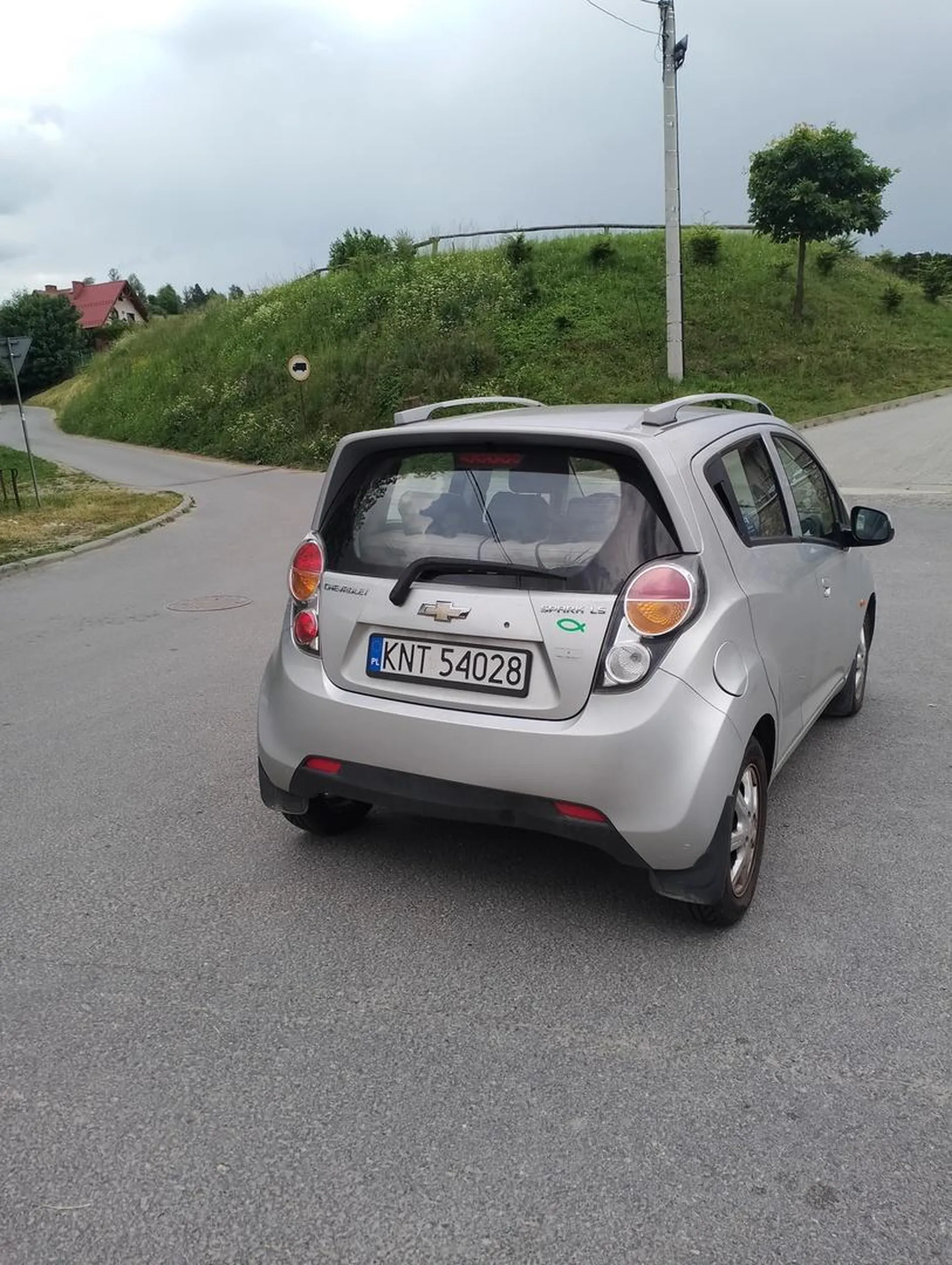 Stoi na środku drogi pajac