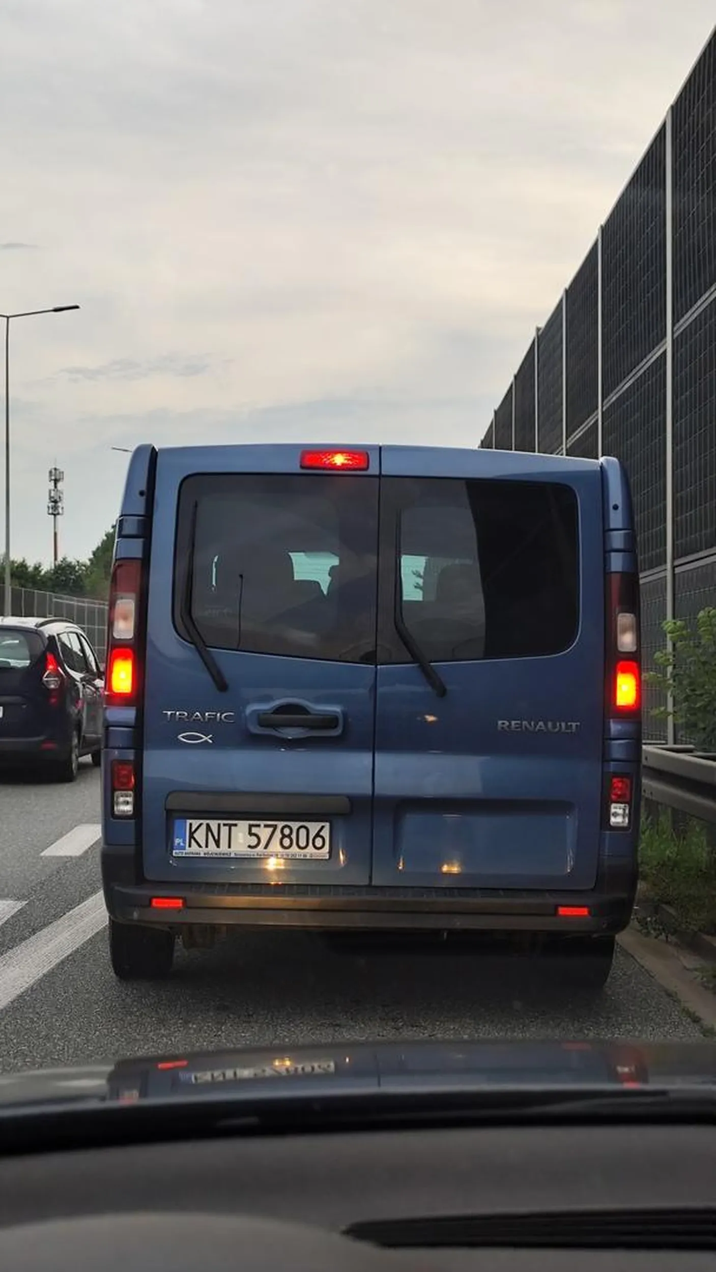 Ja rozumiem że jest korek i typ się chciał wepchać, ale to trzeba mieć miejsce. Mogłem przyje*ać, może by się nauczył. Każdy się spieszy.