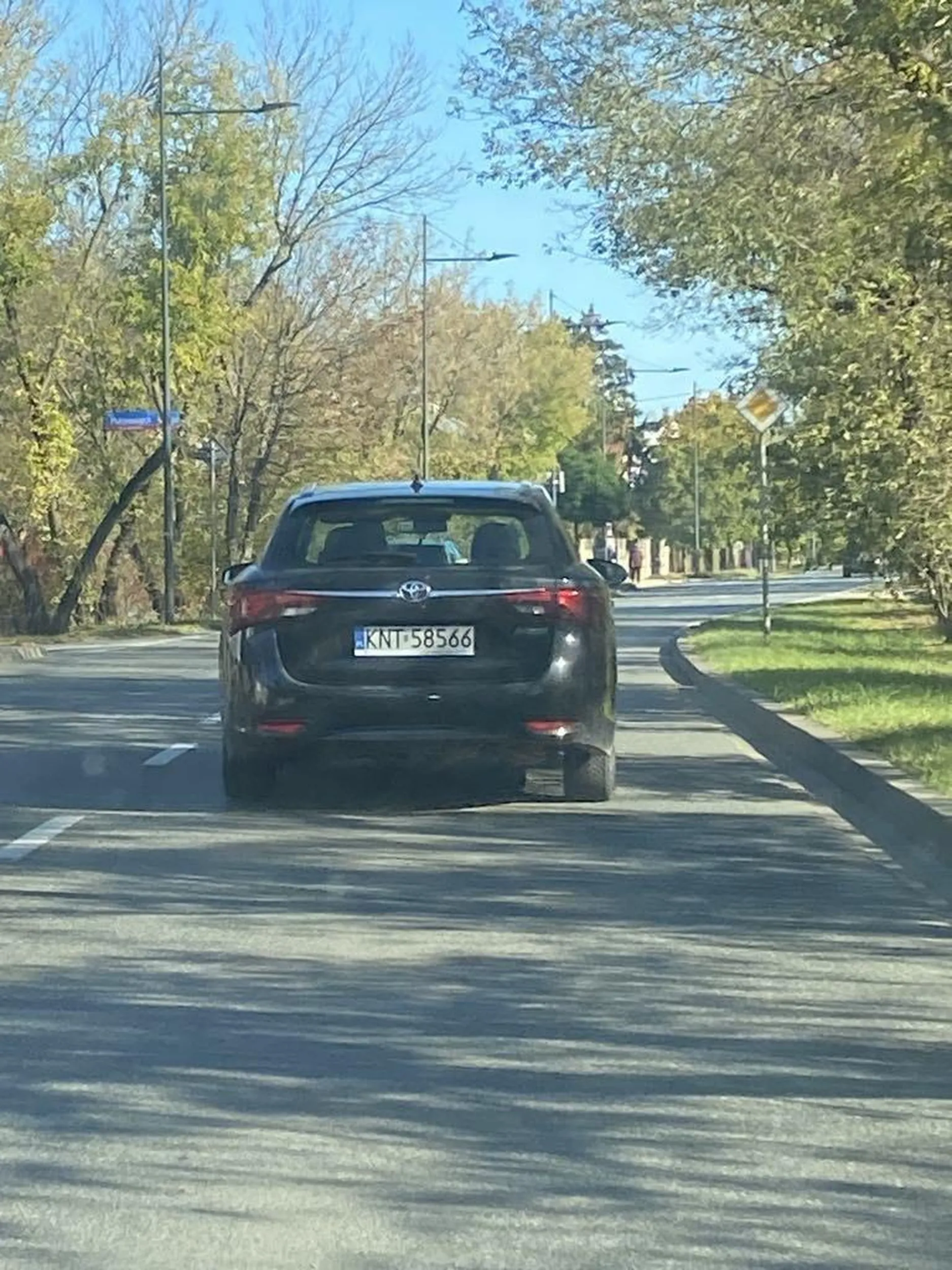 Zajeżdża drogę, hamuje prawidłowo jadące auta. Typowy frustrat, który bez wahania by wyszedł szarpać kobietę.