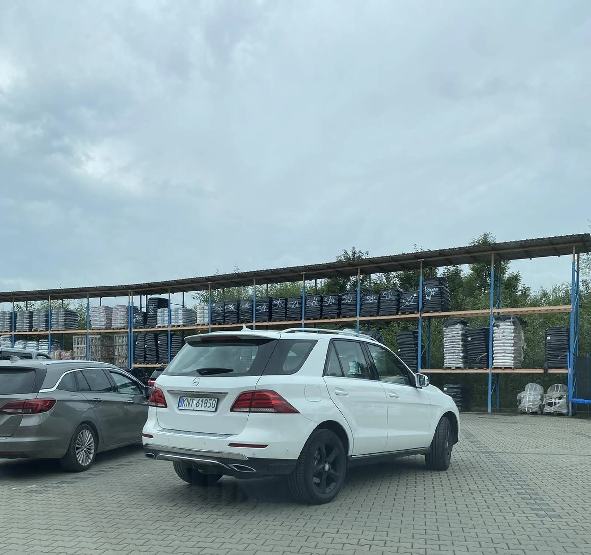 Po co zaparkować jak człowiek skoro można stanąć na 2 miejscach?