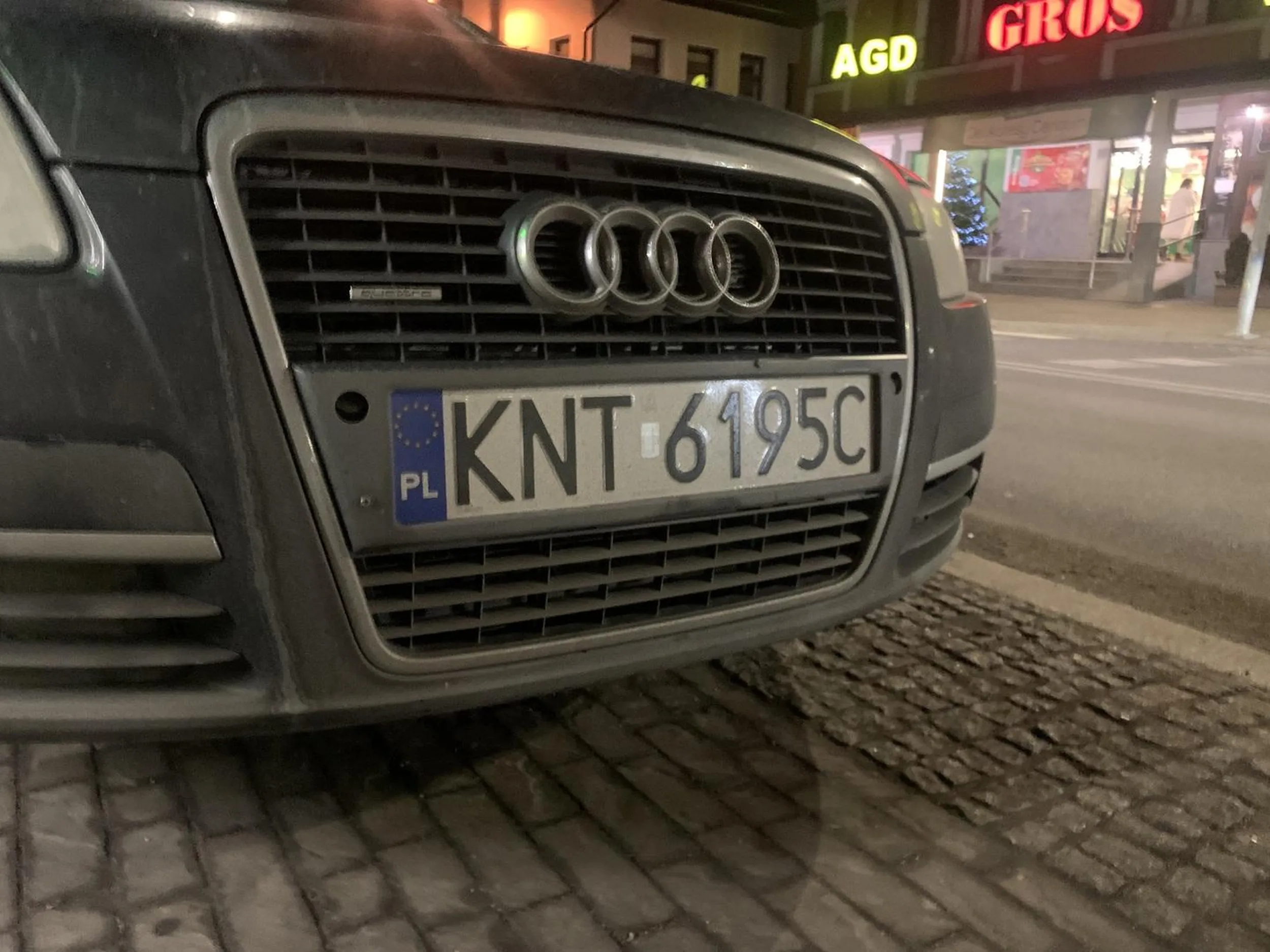 skurwiel stanął pod żabką koło pasów gdzie nie można stawać i się przejść nie dało