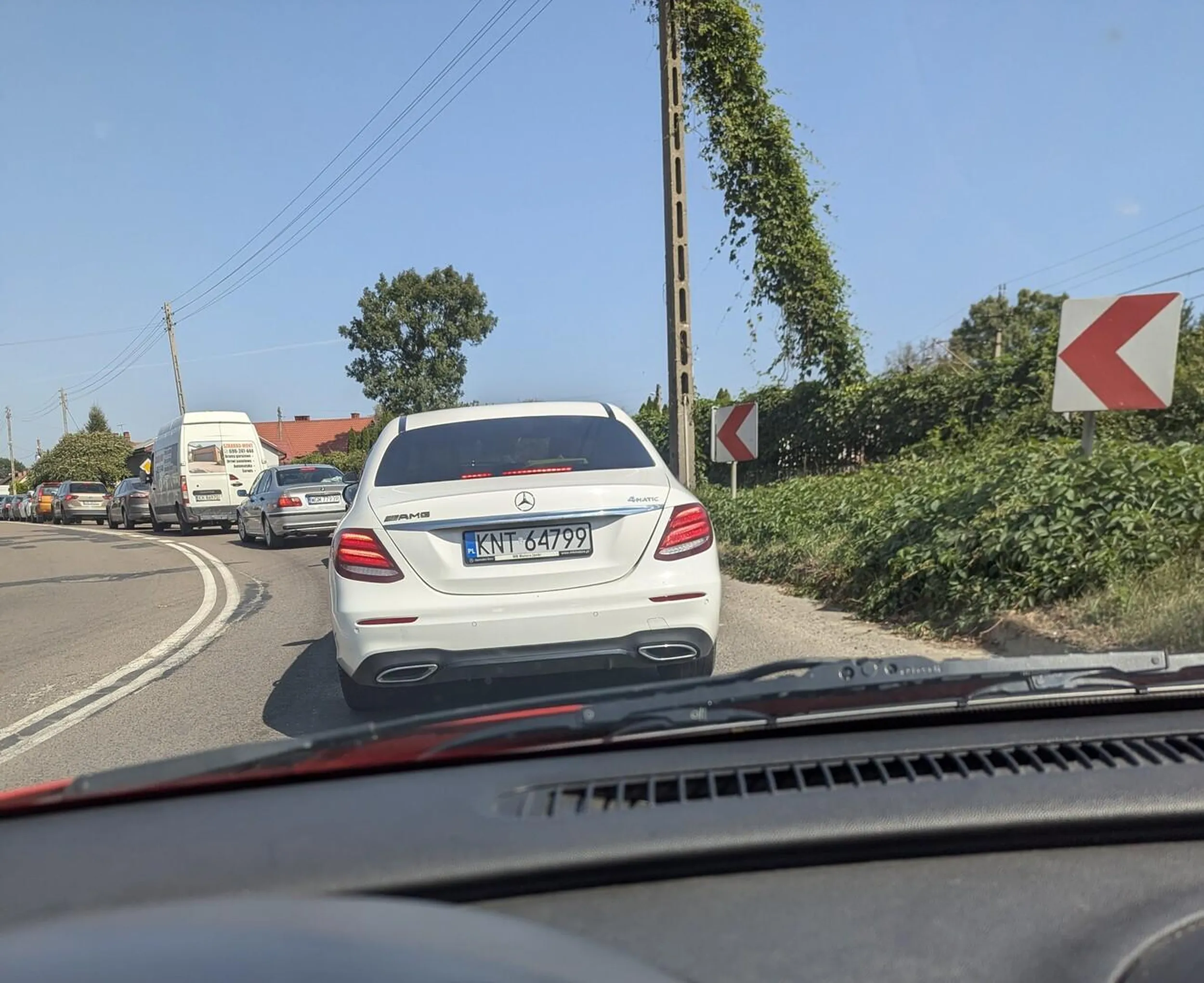 Nie ma to jak wyprzedzać na skrzyżowaniu z prawej strony korzystając z pasa wyłącznie do skrętu w prawo i wymusić pierwszeństwo jadąc jednak prosto, tylko po to żeby zaraz stać 20 minut w korku...