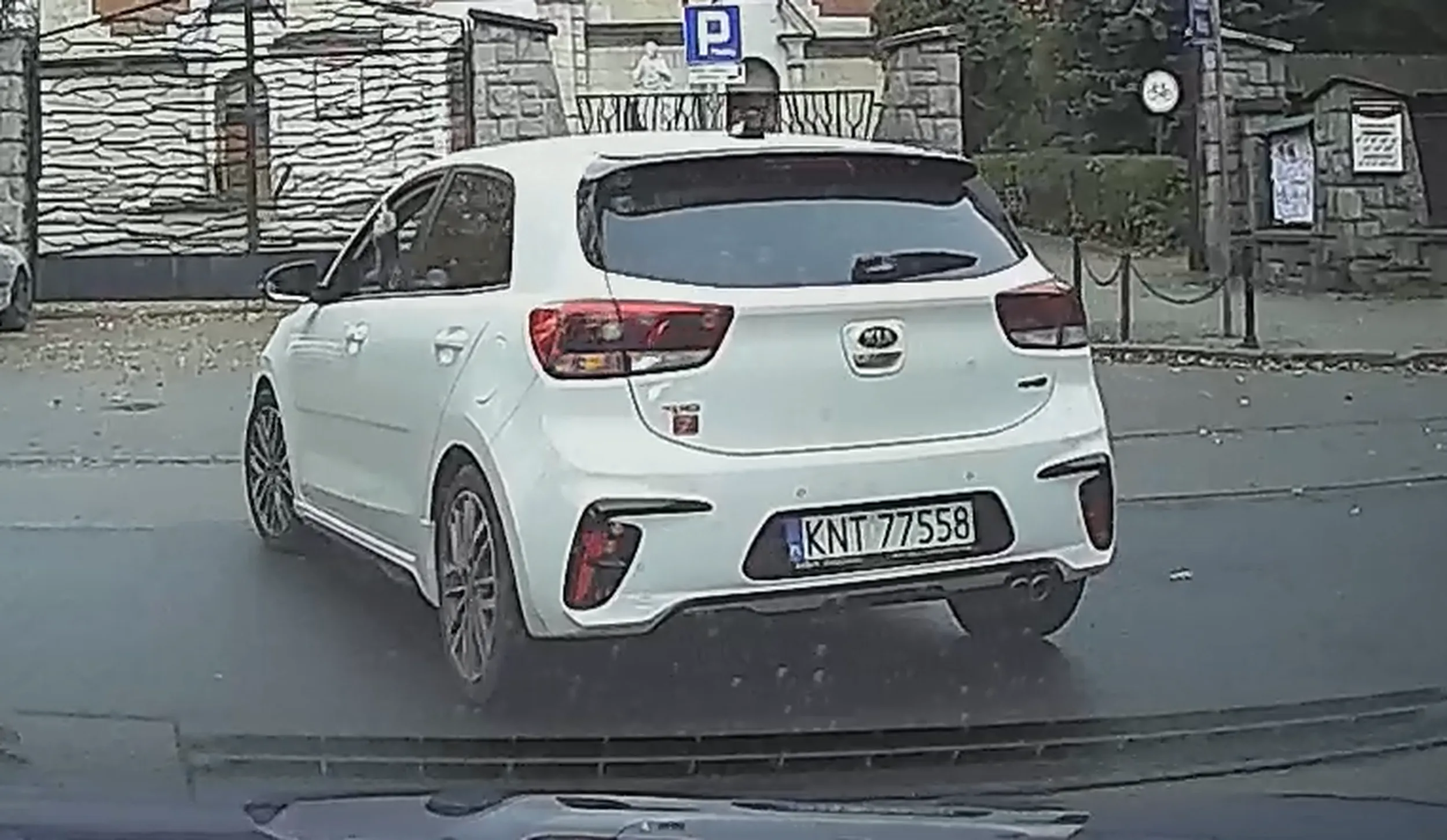 Paniusiu naucz sie kultury na drodze gdyż możesz mi zapłacić odszkodowanie za tego fuckersa