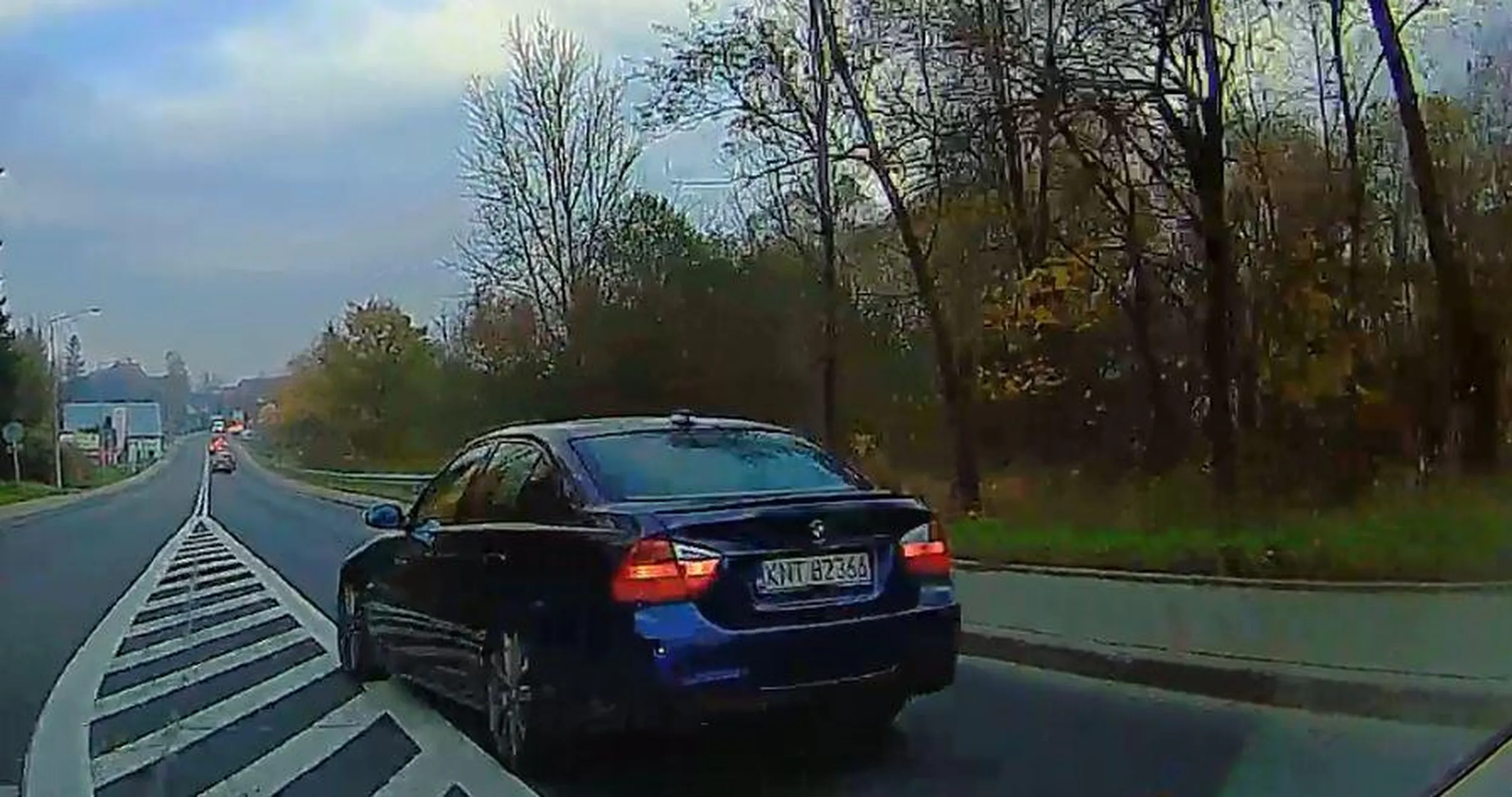 Piękne wyprzedzanie Audi przez BMW, które ułatwia przejazd karetce i po prostu zwalnia przy prawej krawędzi. Kierujący z BMW prawko do utylizacji.
