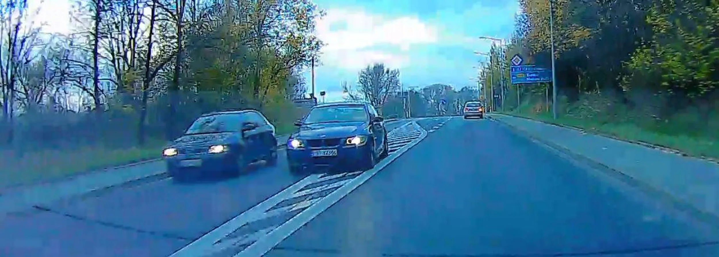 Piękne wyprzedzanie Audi przez BMW, które ułatwia przejazd karetce i po prostu zwalnia przy prawej krawędzi. Kierujący z BMW prawko do utylizacji.