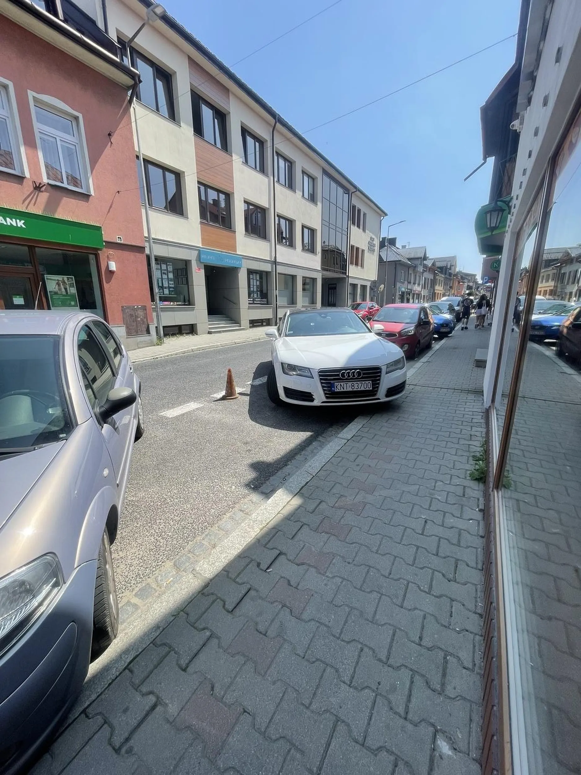 Po co pachołek jest postawiony jak i tak audica może się wie…ć kto komu zabroni pod lokalem z dowozem gdzie potem auta nie mają jak zaparkować nie pozdrawiam