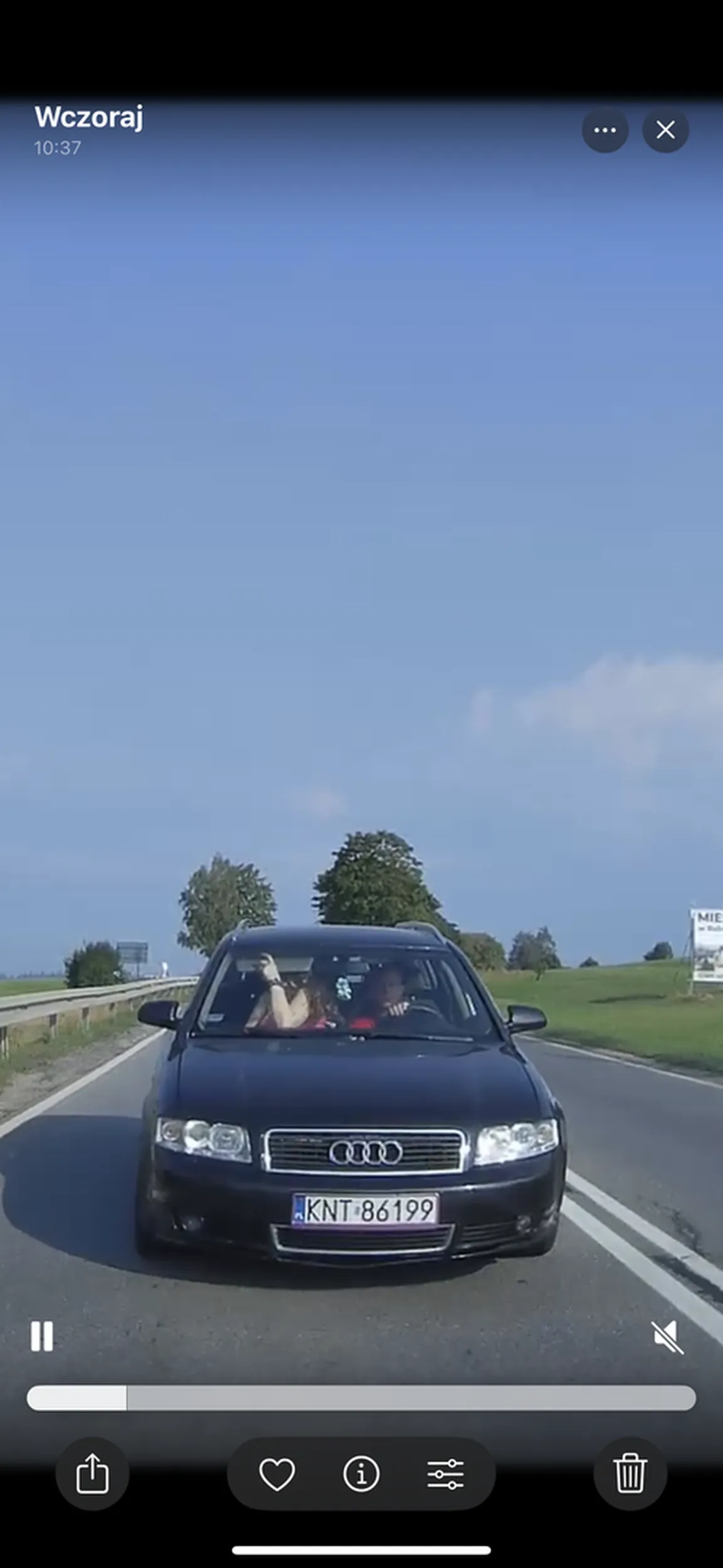 Następnym razem zapnij pasy i jej nie przepraszaj za głupotę. Nie ma jak nie obrazić o nagle zahamowanie w celu uniknięcia kolizji XD women