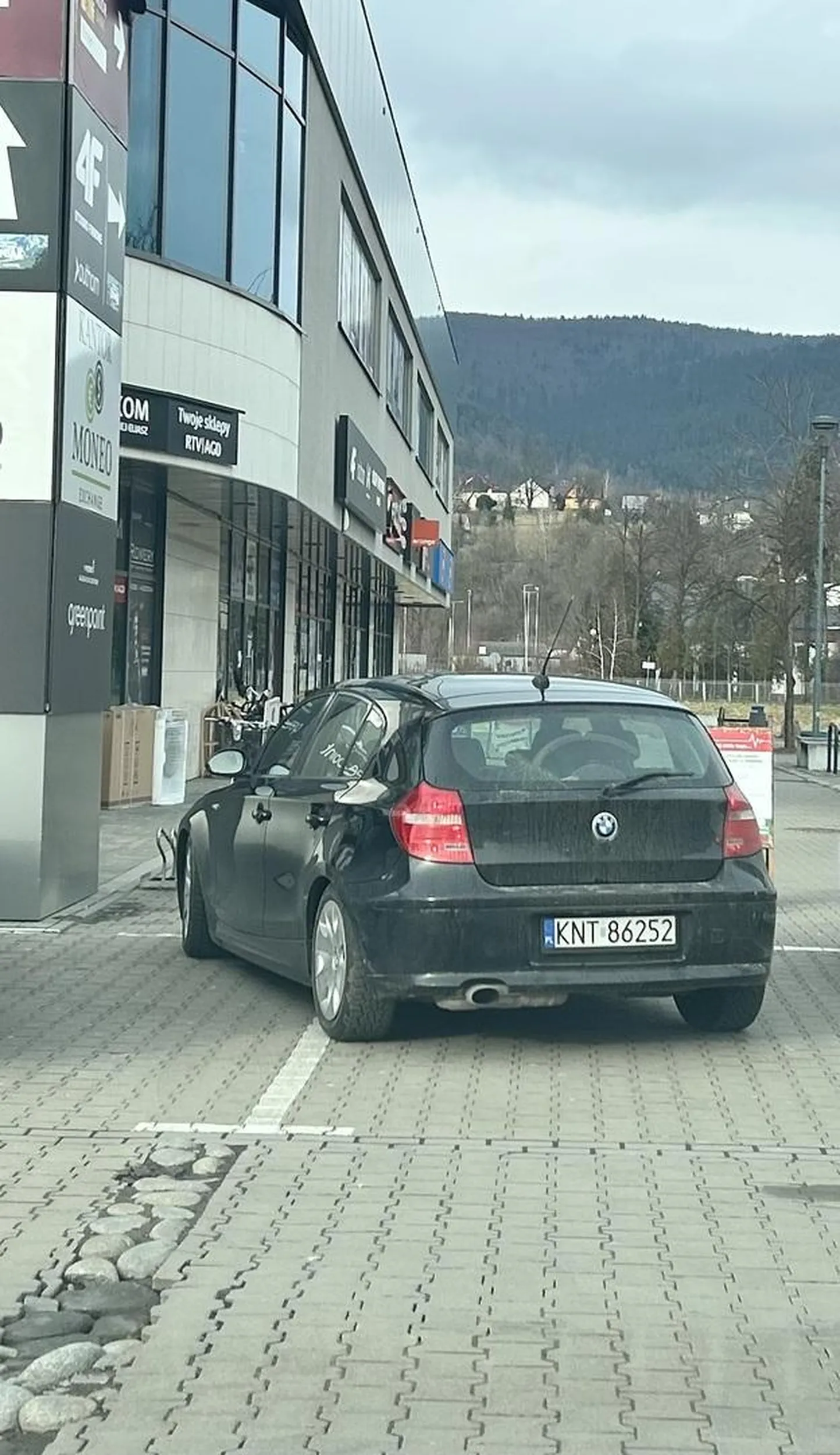 Zaskakująca nieumiejętność parkowania, czy może zwykła ignorancja?  Tak czy owak wielki wstyd