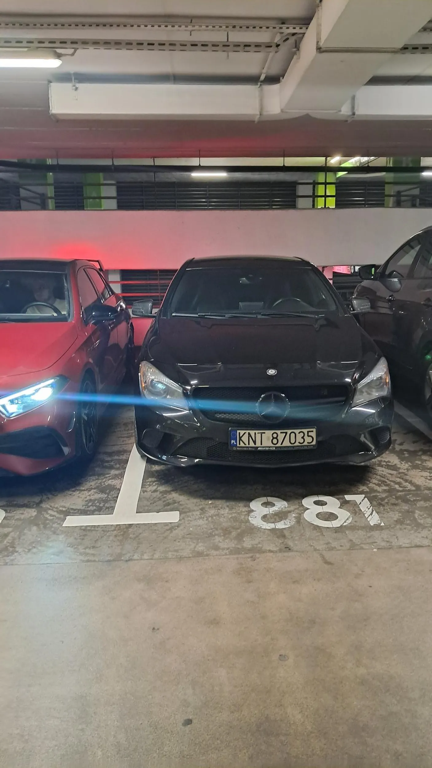 Typ nie umie parkować, nie mogliśmy wsiąść do samochodu, bo stanął kilka centymetrów od samochodu. Po zwróceniu uwagi jest przemocowy i agresywny, wyzywa