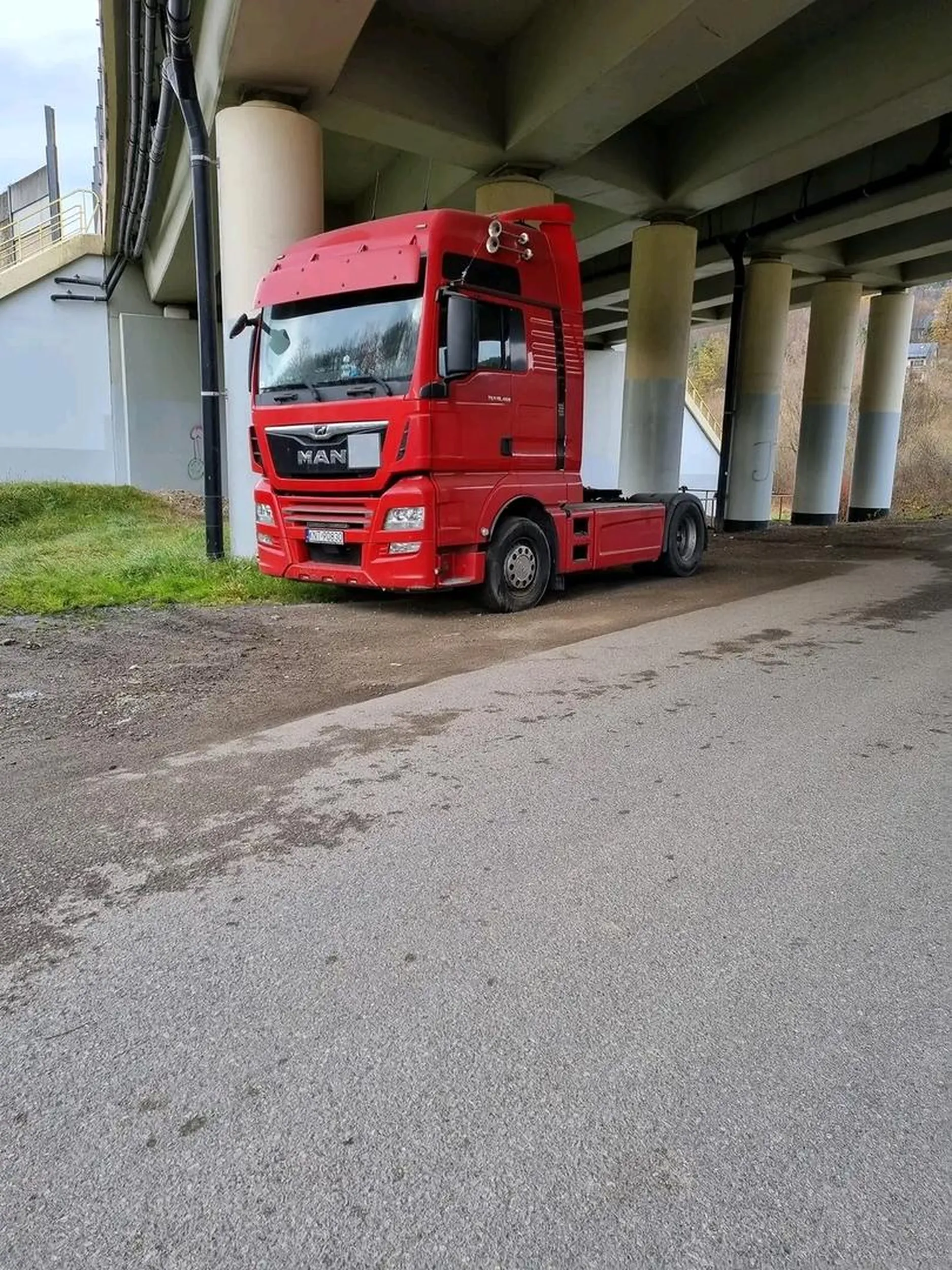 Stoi w Stróży GMINA PCIM POD WIADUKTEM KILKA TYGODNI