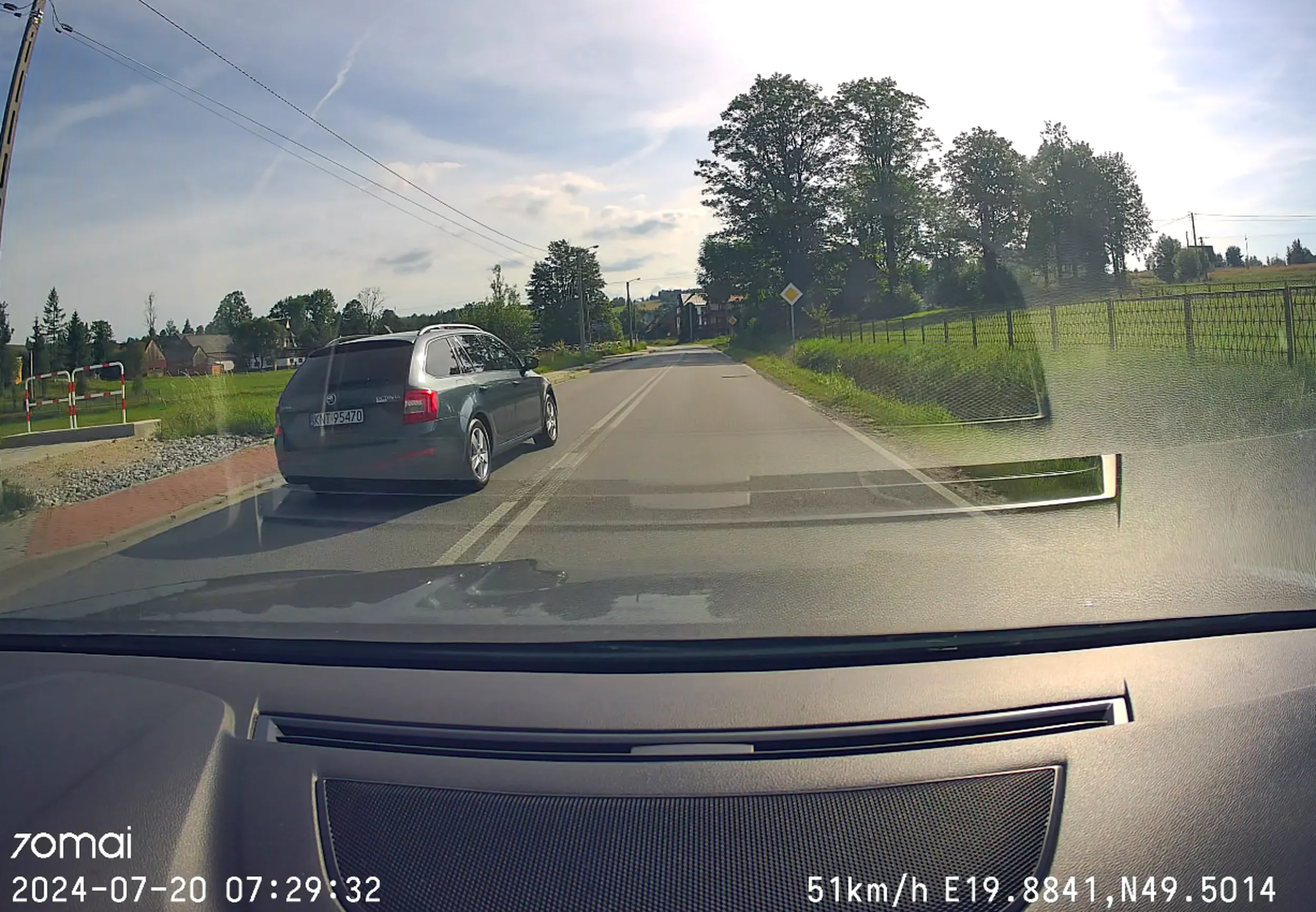 Jadę przepisowo (około 50km/h) w terenie zabudowanym. Facet wyprzedza mnie na podwójnej ciągłej do tego jeszcze trąbi przy wyprzedzaniu. Może to zobaczysz i oświecisz mnie o co Ci chodziło? Bo jak patrzę na nagranie dużo wcześniej był znak D-42 i nie był on odwołany na tej drodze (głównej przez miejscowości).