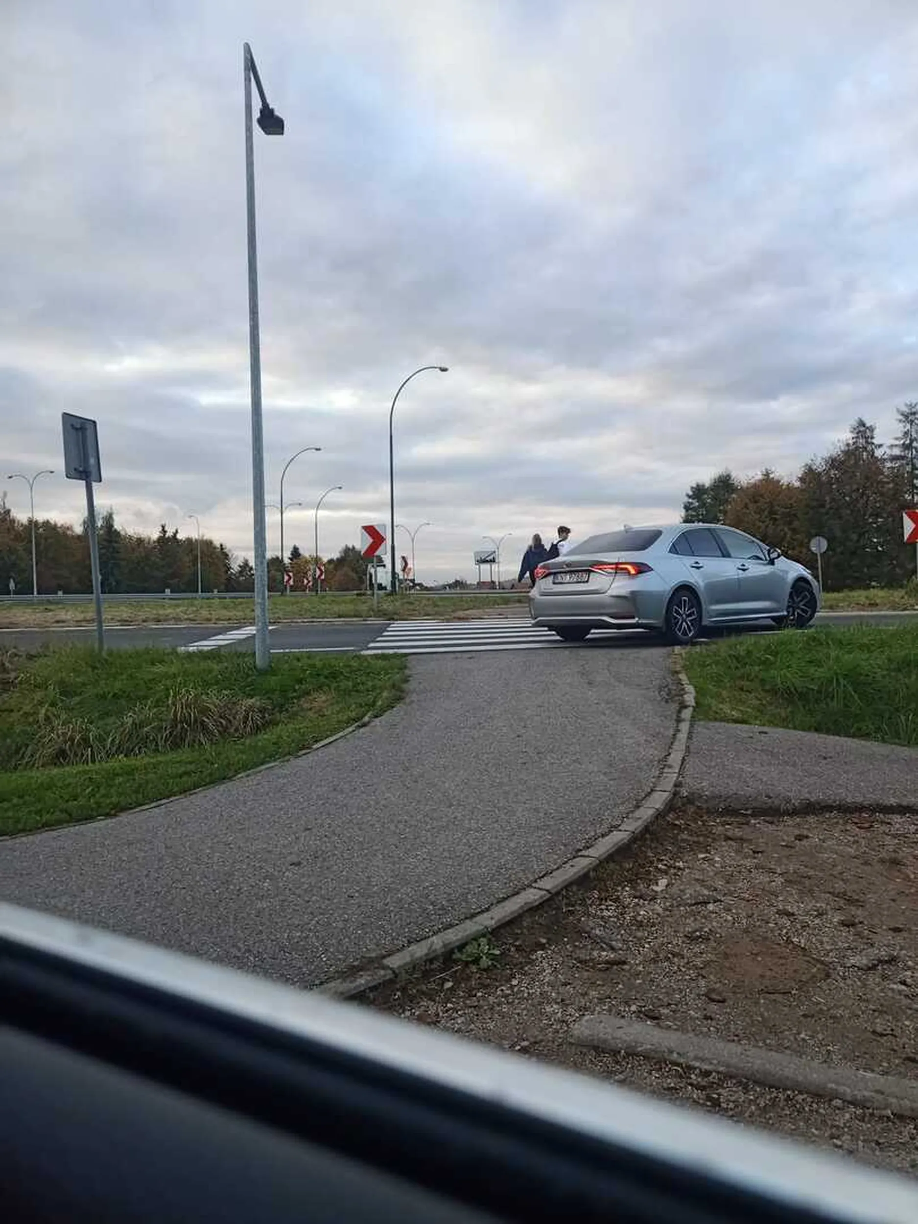 Gość wyjeżdża na ślimaka po chodniku i po pasach, bo w mieście był korek. W nosie miał pieszych, jego ego ważniejsze!