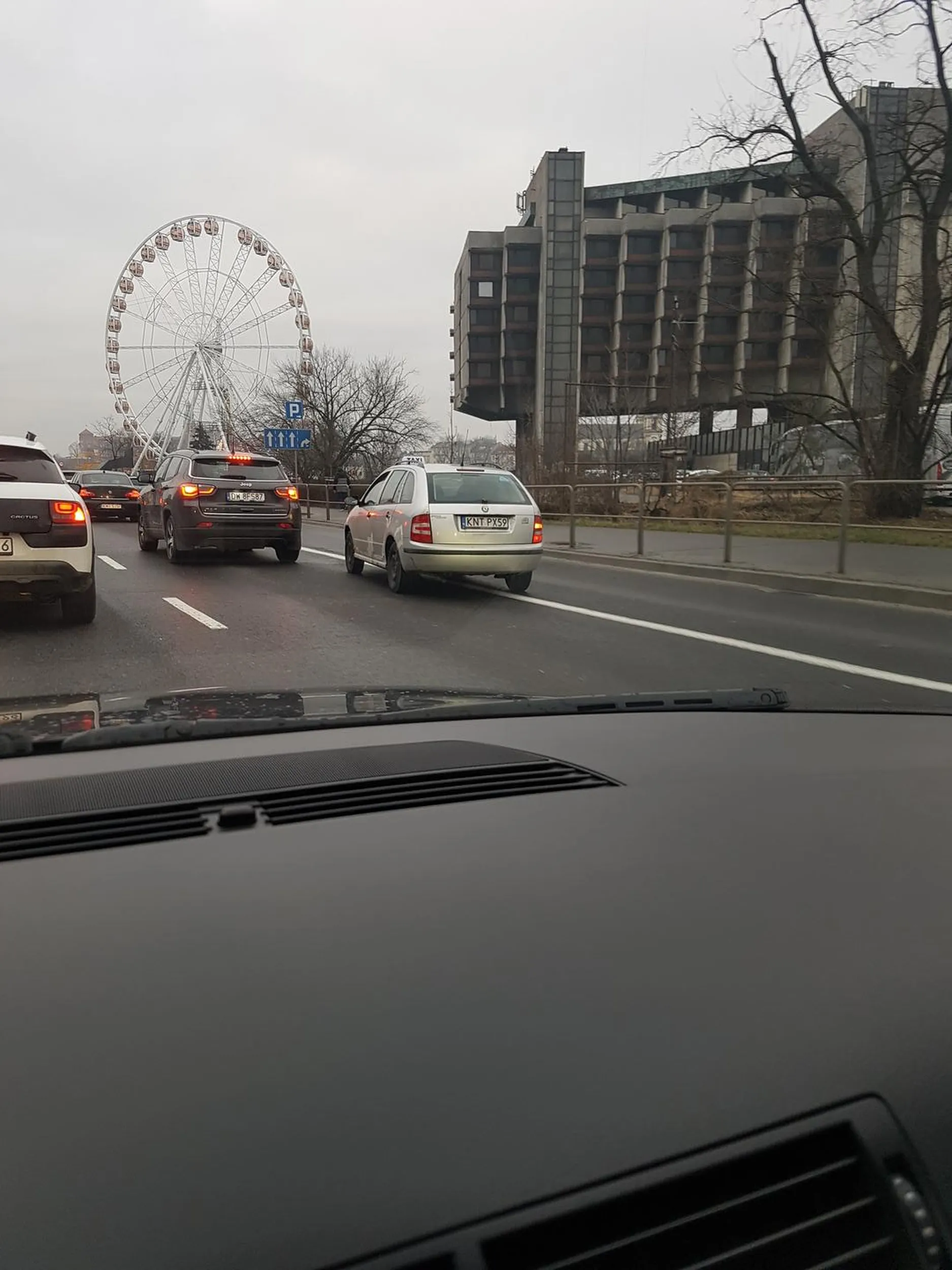 Pirat, wariat w taxi.  Albo pijany albo naćpany.