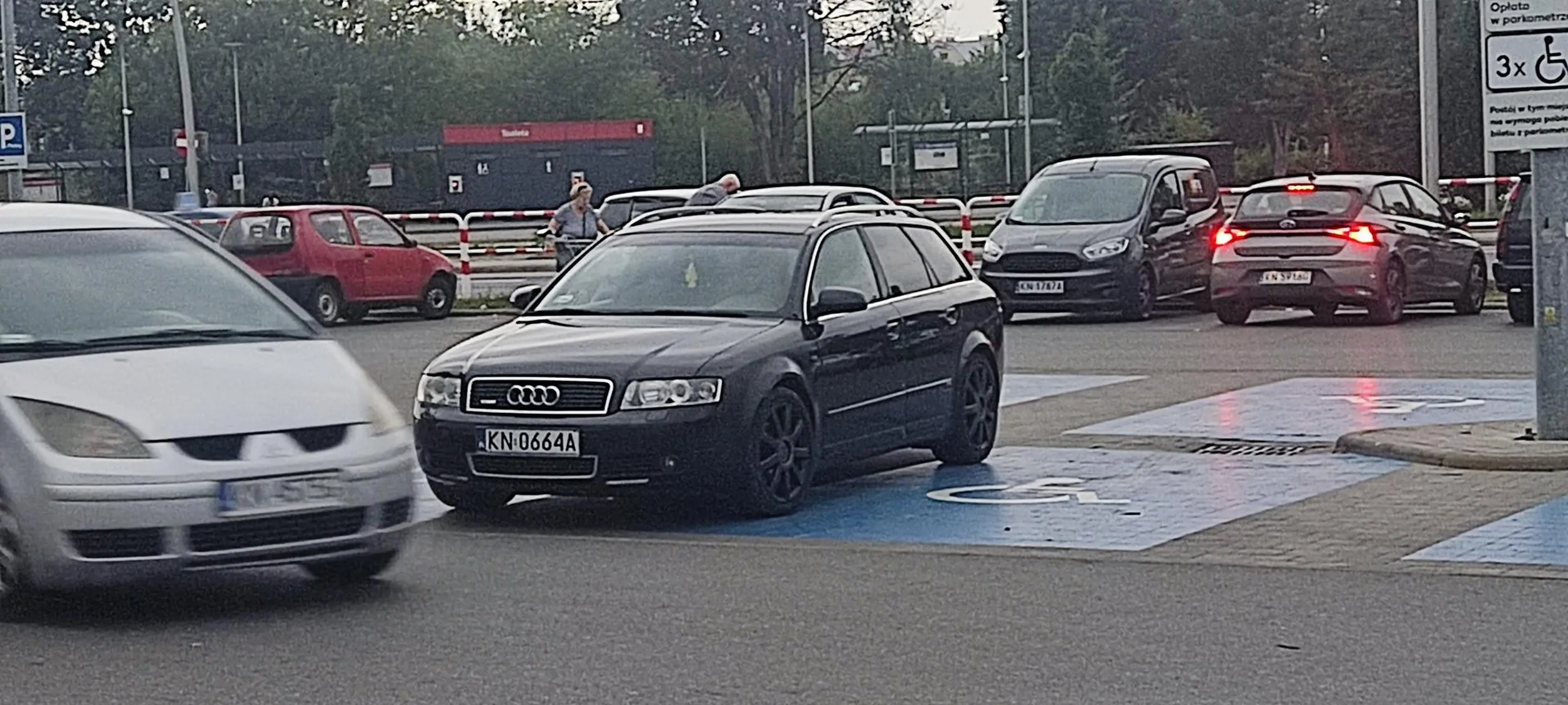 Jedno miejsce dla niepełnosprawnych to za mało trzeba wybrać coś pomiędzy. To miejsce dla umysłowych.brawo Audi to stan jednak (braku) umysłu.w tym wypadku