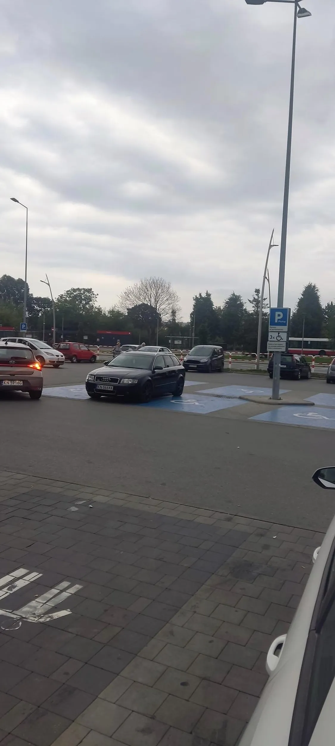 Jedno miejsce dla niepełnosprawnych to za mało trzeba wybrać coś pomiędzy. To miejsce dla umysłowych.brawo Audi to stan jednak (braku) umysłu.w tym wypadku