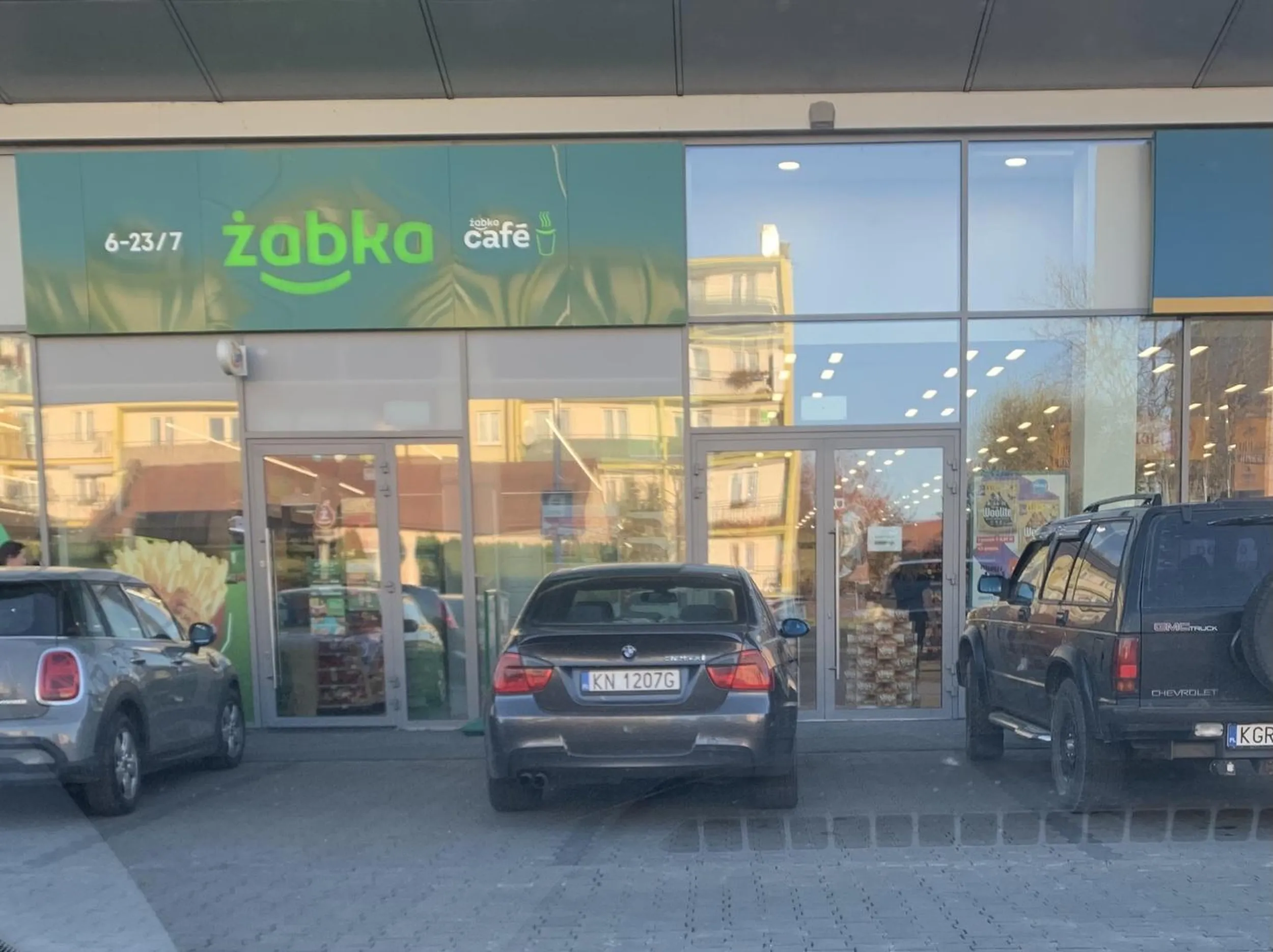 Marka zobowiązuje. Pełny parking, sznur samochodów szukających miejsca a ty stoisz na dwóch miejscach. Oddaj prawko.