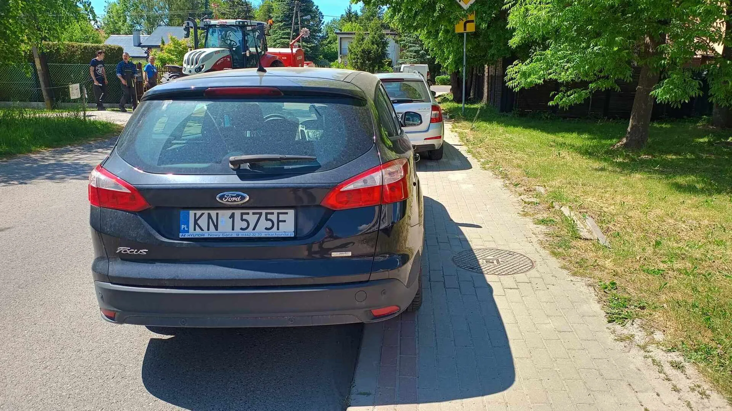 Ciulu głupi, to też jest parkowanie na chodniku.