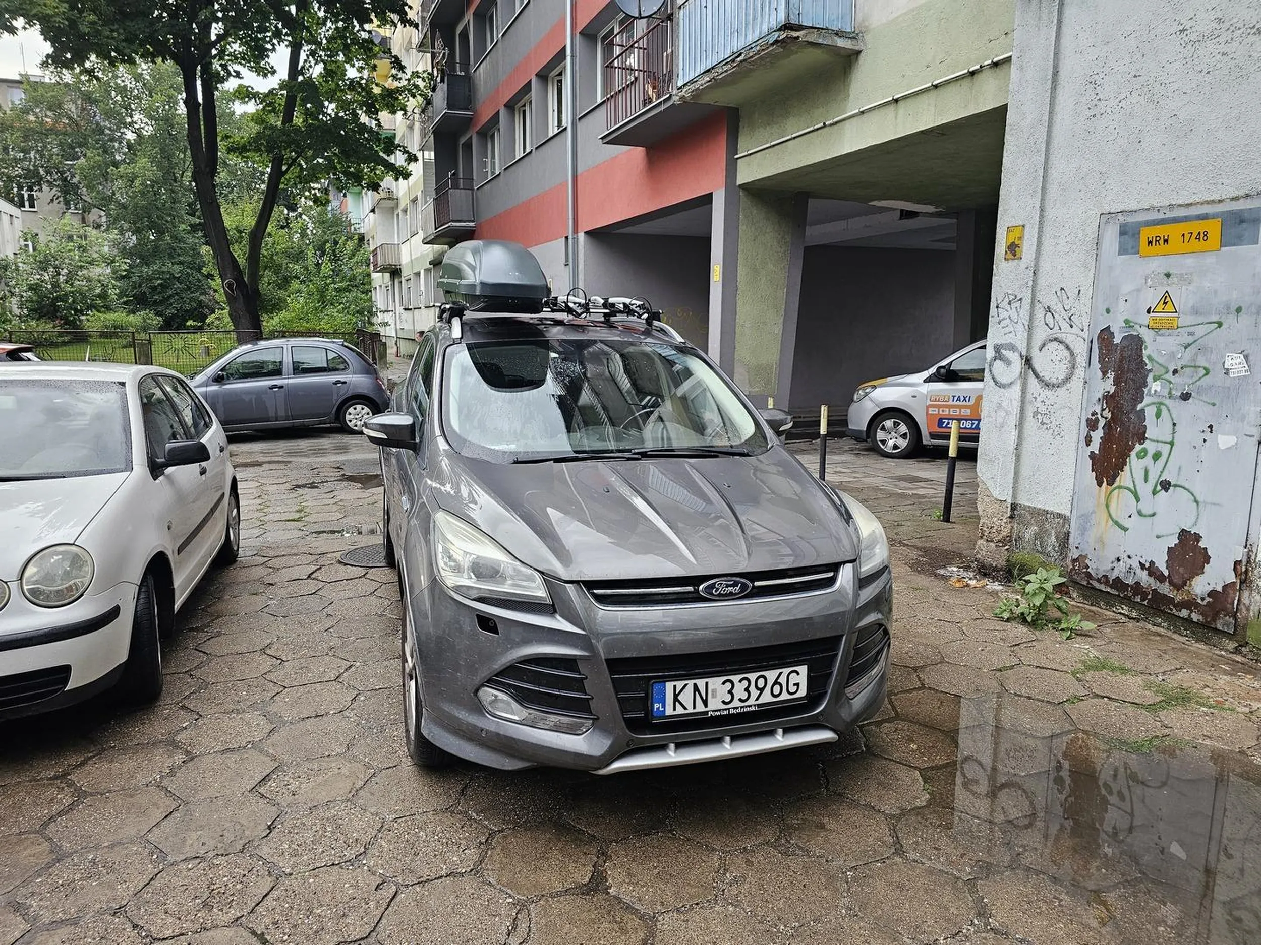 Zastawia wjazd na parking, nie reaguje na to że kierowcy chcą wyjechać. Nie zwraca uwagi na upomnienia, problemy w domu albo psychiczne, współczuję dziecku.