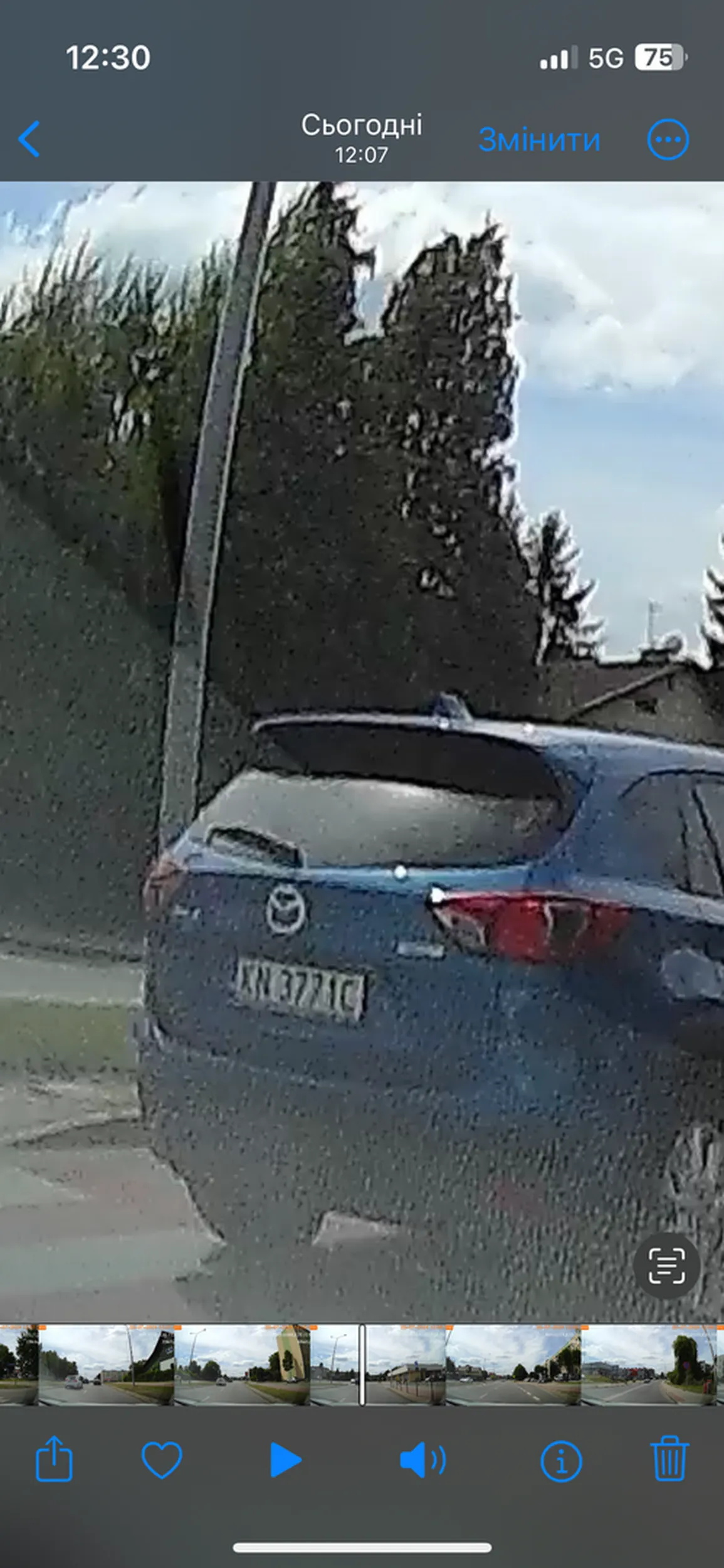 Facet z małym fiutem na maździe. Przyspiesza i trąbi jak go wyprzedzają. Jeszcze pokazuje palcem jakiego małego ma?