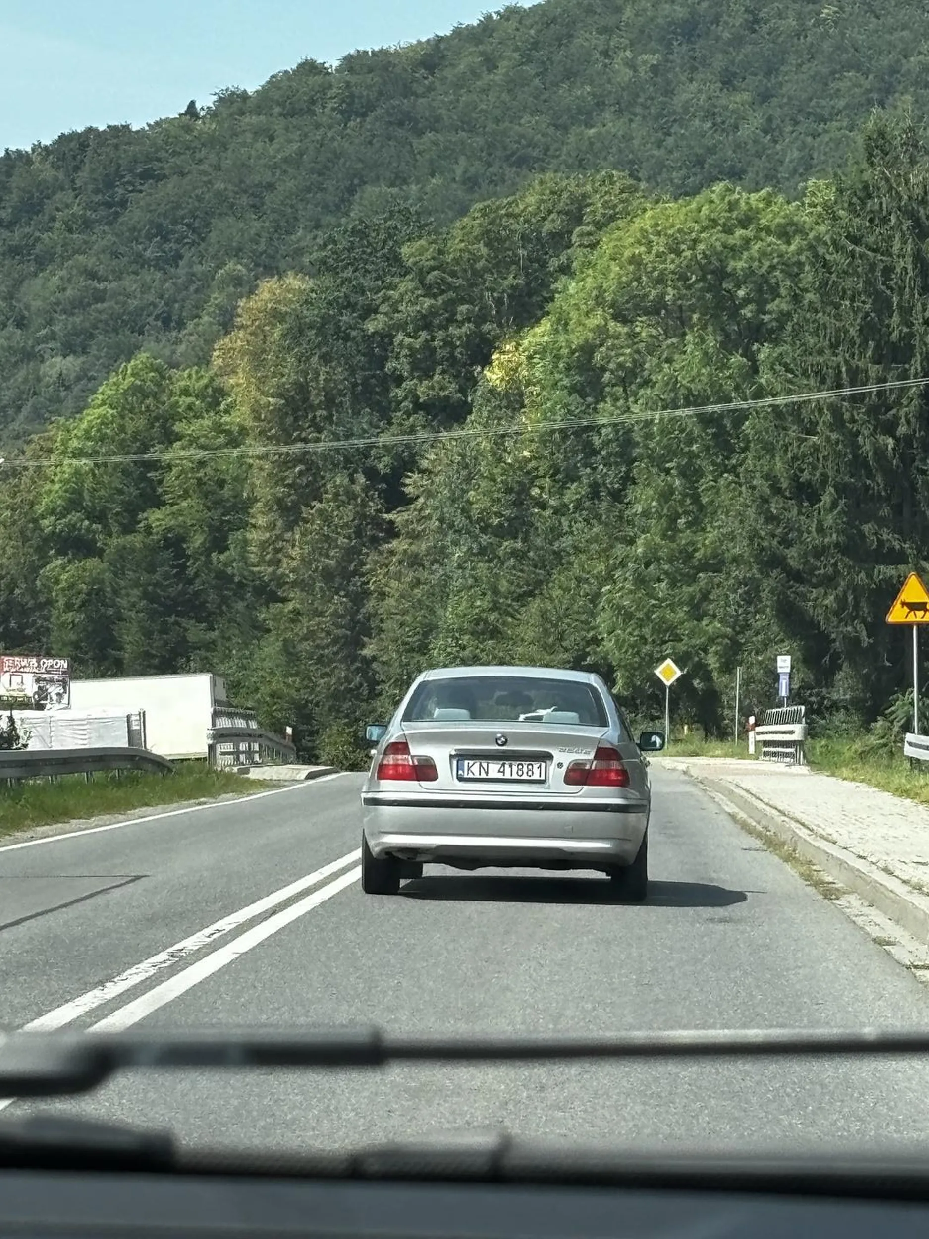 Kierowca jedzie slalomem prawdopodobnie jest pijany lub pod wpływem innych środków.