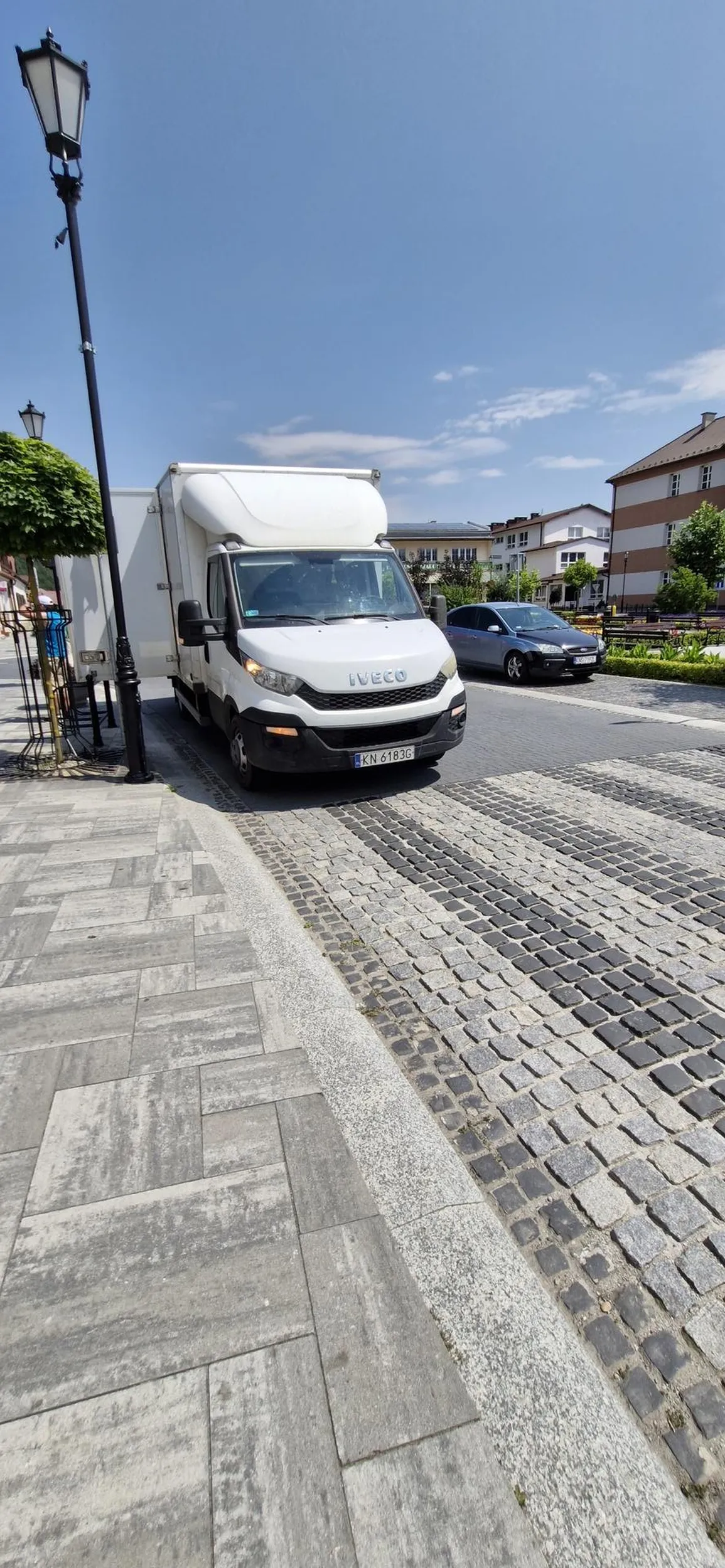 Co zrobić, żeby legalnie parkować przed przejściem dla pieszych? Zatrzymujesz się i otwierasz drzwi ładowni zasłaniając znak.. nie ma znaku nie ma przyjscia