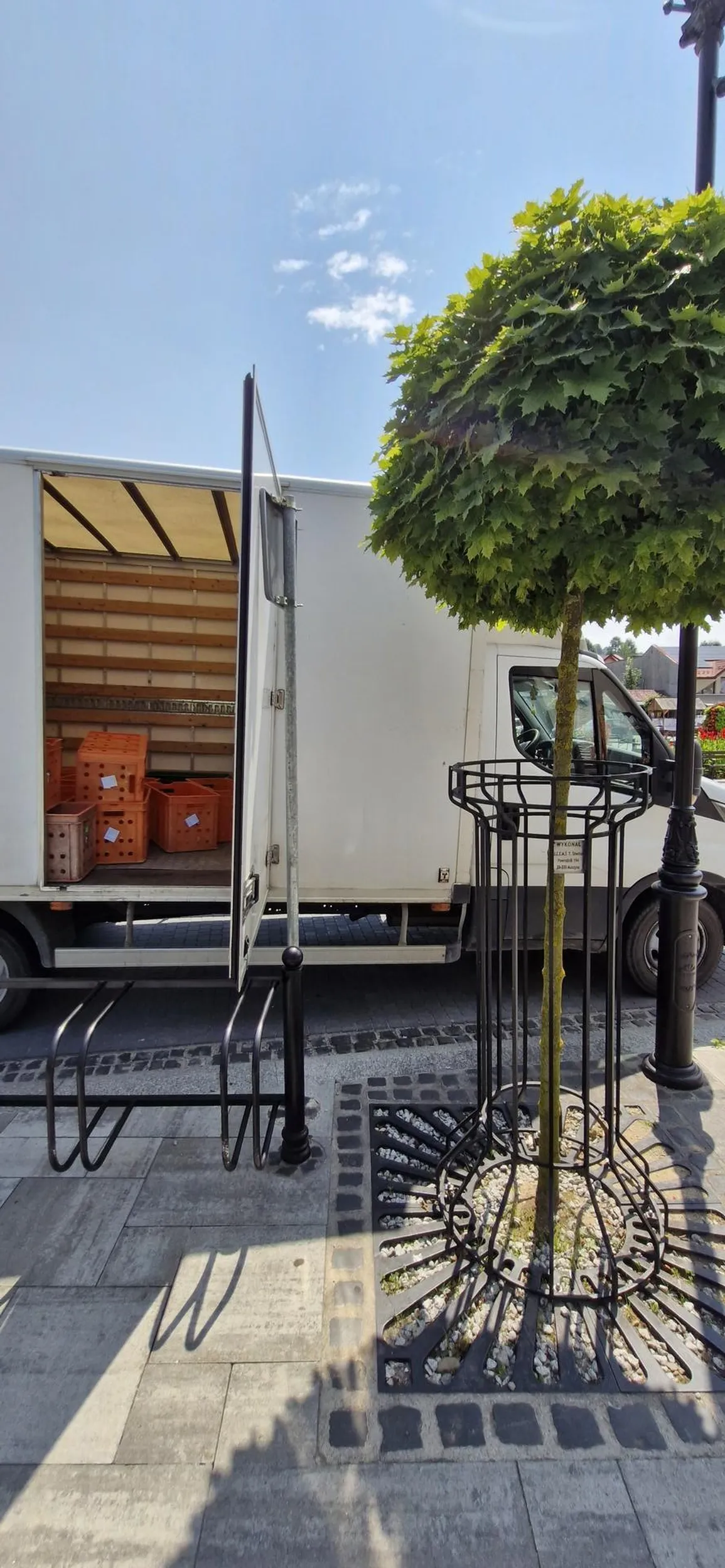 Co zrobić, żeby legalnie parkować przed przejściem dla pieszych? Zatrzymujesz się i otwierasz drzwi ładowni zasłaniając znak.. nie ma znaku nie ma przyjscia