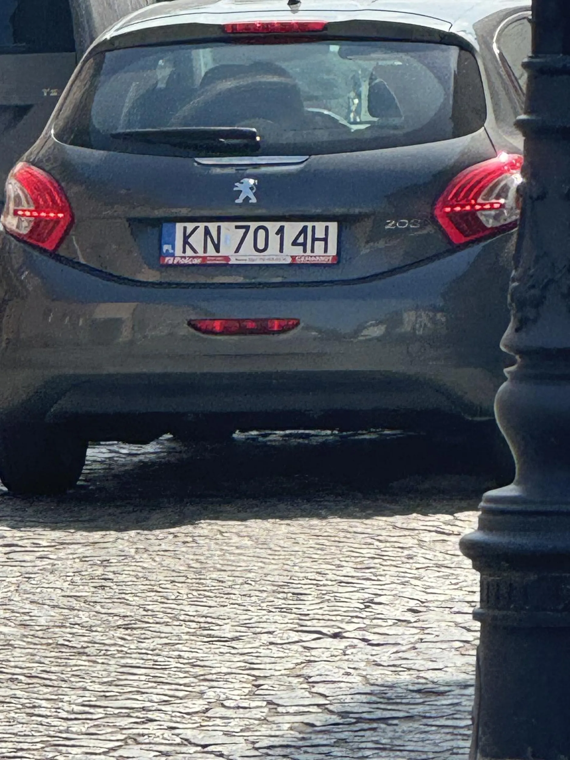 Uwaga na kierującą pojazdem!!!!!! Nie stosuje się do przepisów prawa drogowego. Nie patrzy w lusterka przy zmianie pasa ruchu. Gdyby nie moja szybka reakcja to wjechałaby we mnie samochodem!!