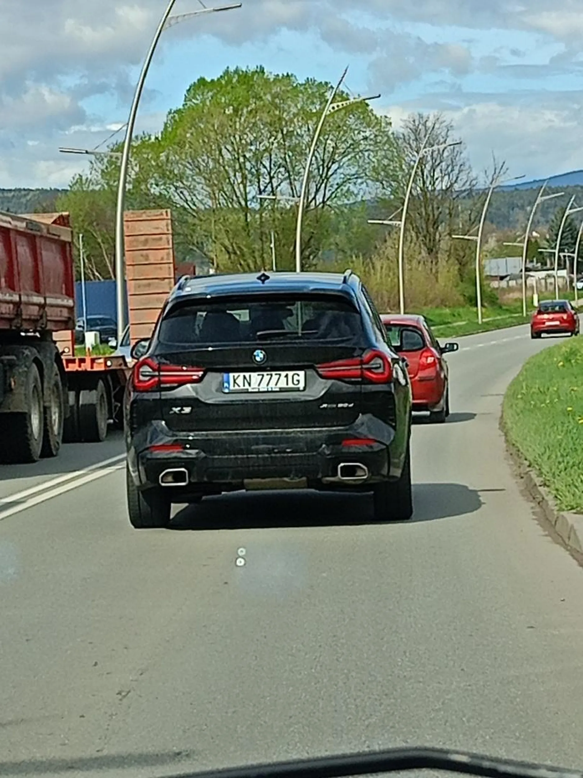 Ruda łajzo na rondzie też używa się kierunkowskazów że jeździsz BMW nie zwalnia cię z tego prawo w chipsach wygrane ?