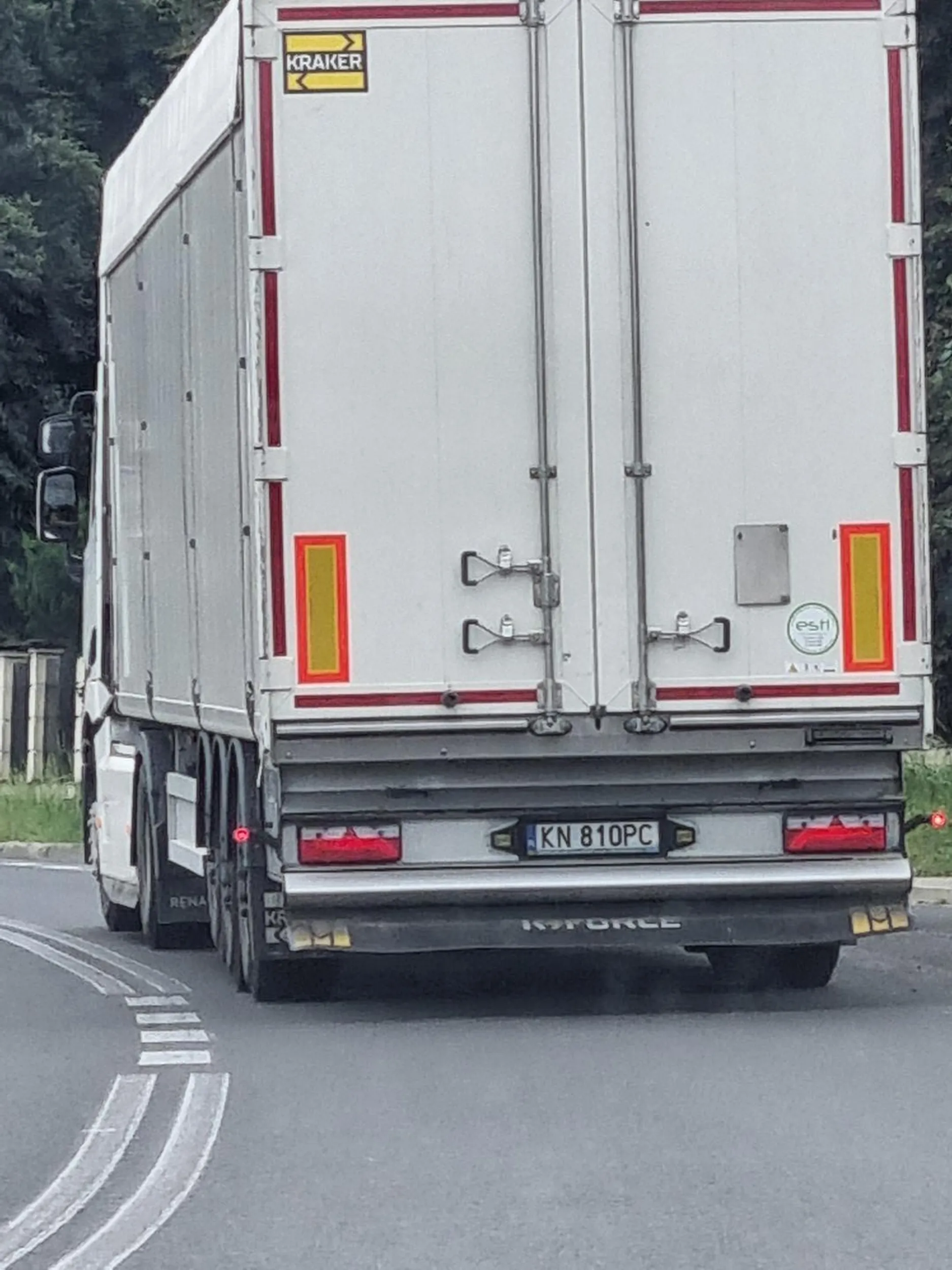 Tir... jedzie po mieście przekraczając prędkość o 30 km/h. Siedzi na tyłku non stop i wyprzedza stwarzając zagrożenie na drodze.