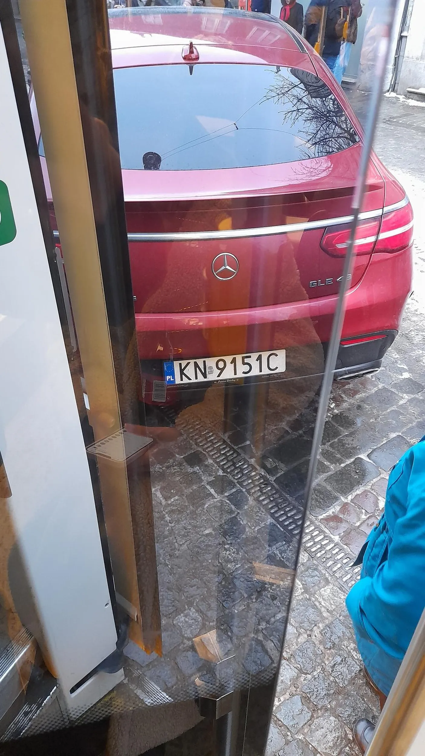 Nie umie parkować. Zablokował ulice. Tramwaje stoją.