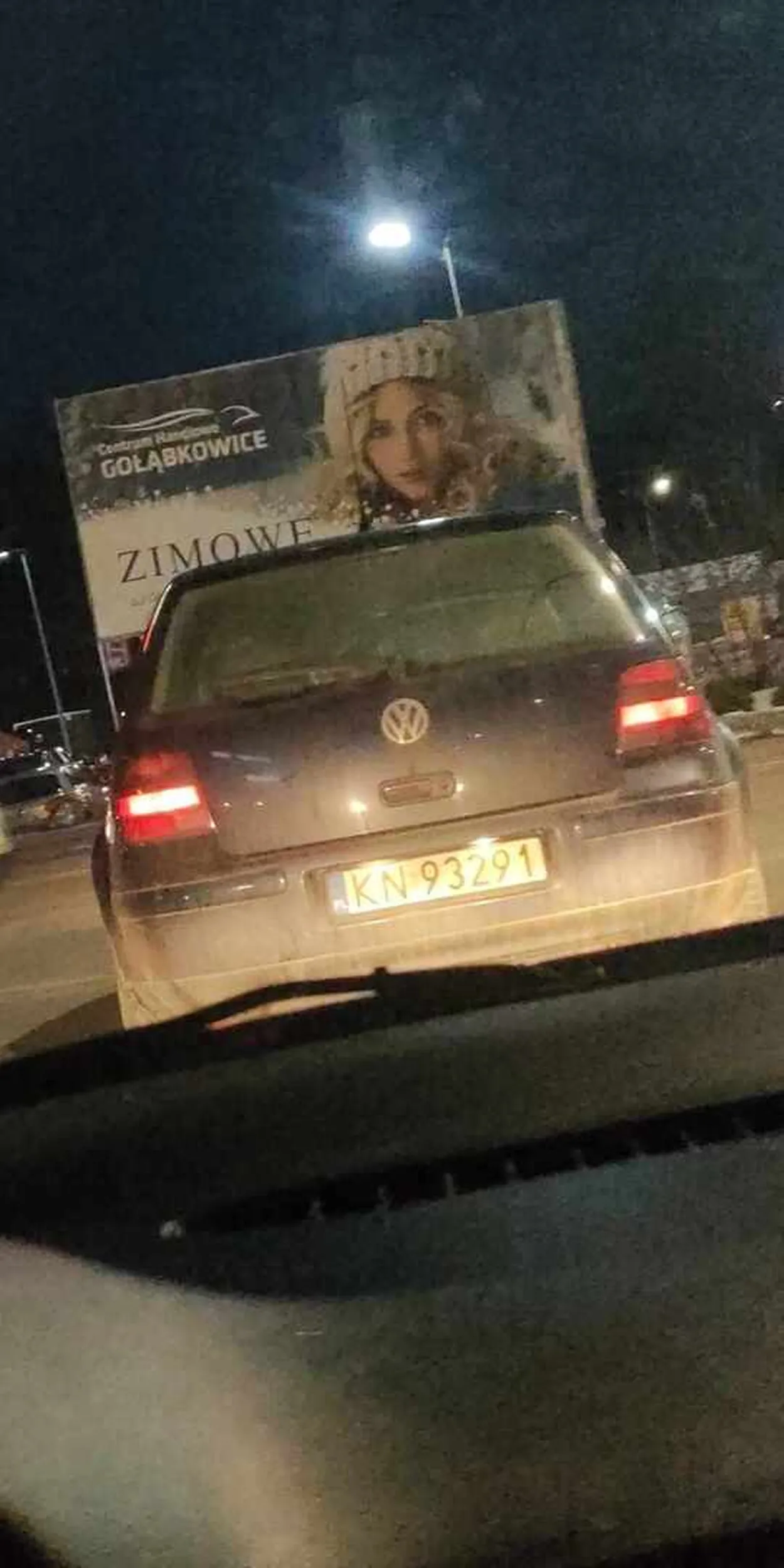 Baba stanęła tak ,że zablokowała 2 miejsca parkingowe ,ja stanęłam obok a ta zaczęła się do mnie pruć ,że mam odjechać ,bo nie może wyjść z auta . Gdy zwróciłam jej uwagę ,że jak stanie w liniach to wyjdzie ,otworzyła drzwi i zaczęła Napier*** drzwiami w moje auto ,po czym znowu kazała mi odjechać ,ja twardo siedziałam w aucie i zaczęłam drzeć się ,że wezwę zaraz policję bo rysuje mi auto ,więc się zebrały (2 baby w aucie ) i wyjechały z parkingu ,żenada