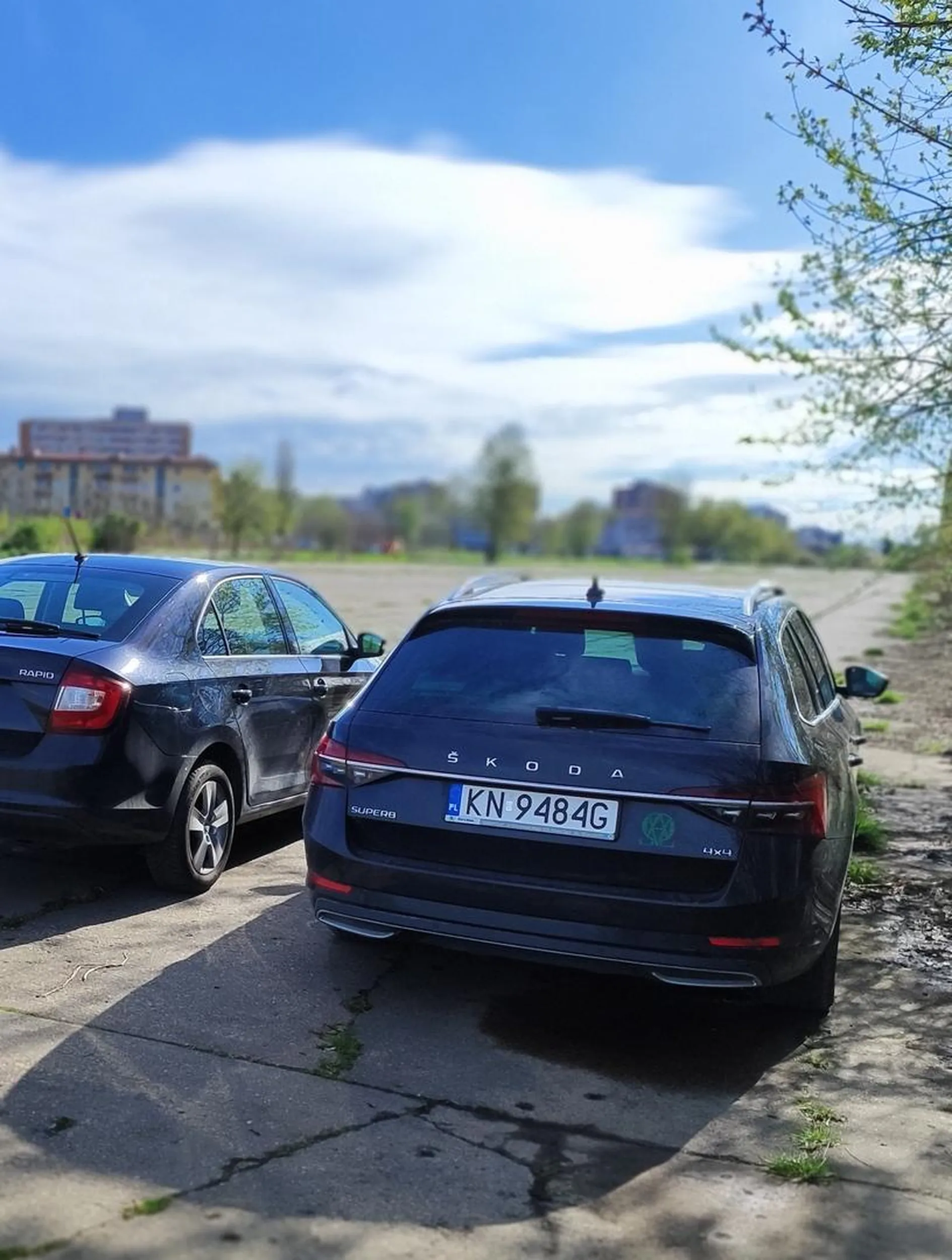 Szlachta jeździ po terenie rekreacyjnym i zabytkowym nie zważając na pieszych, rodziny z dziećmi. Jeszcze krzyczy coś przez okno.