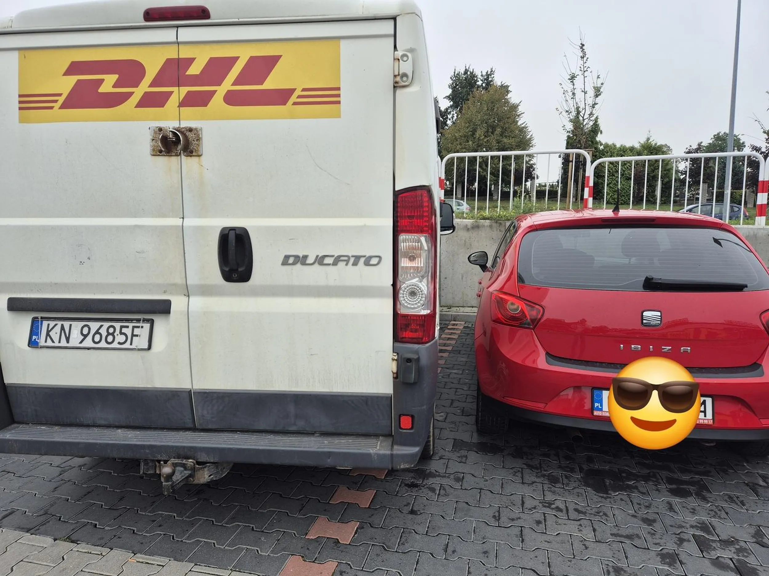 Tak kierowcy DHL parkują.Taka sytuacja zdarza się nie pierwszy raz.