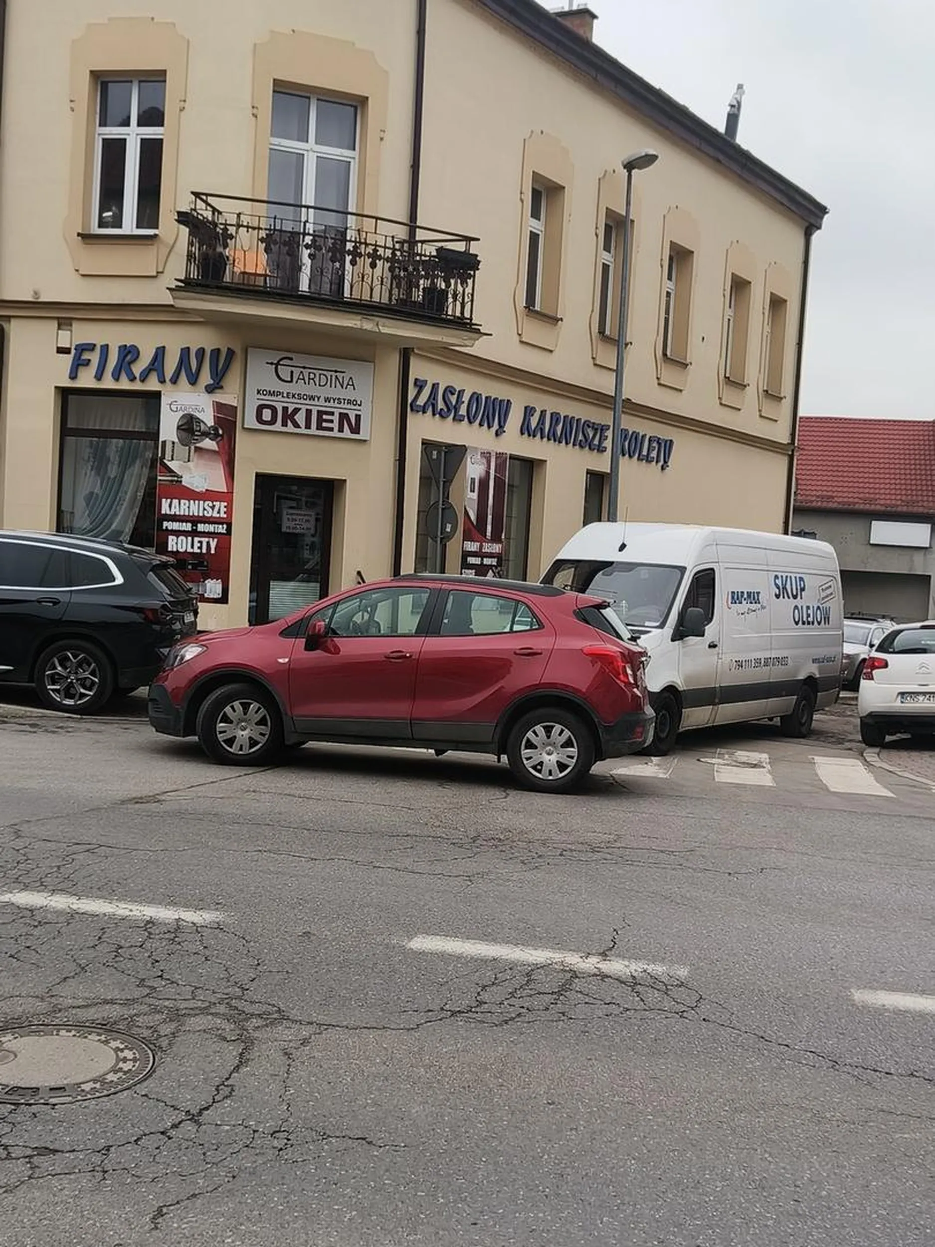 Stoi na srodku drogi bez kierowcy XD