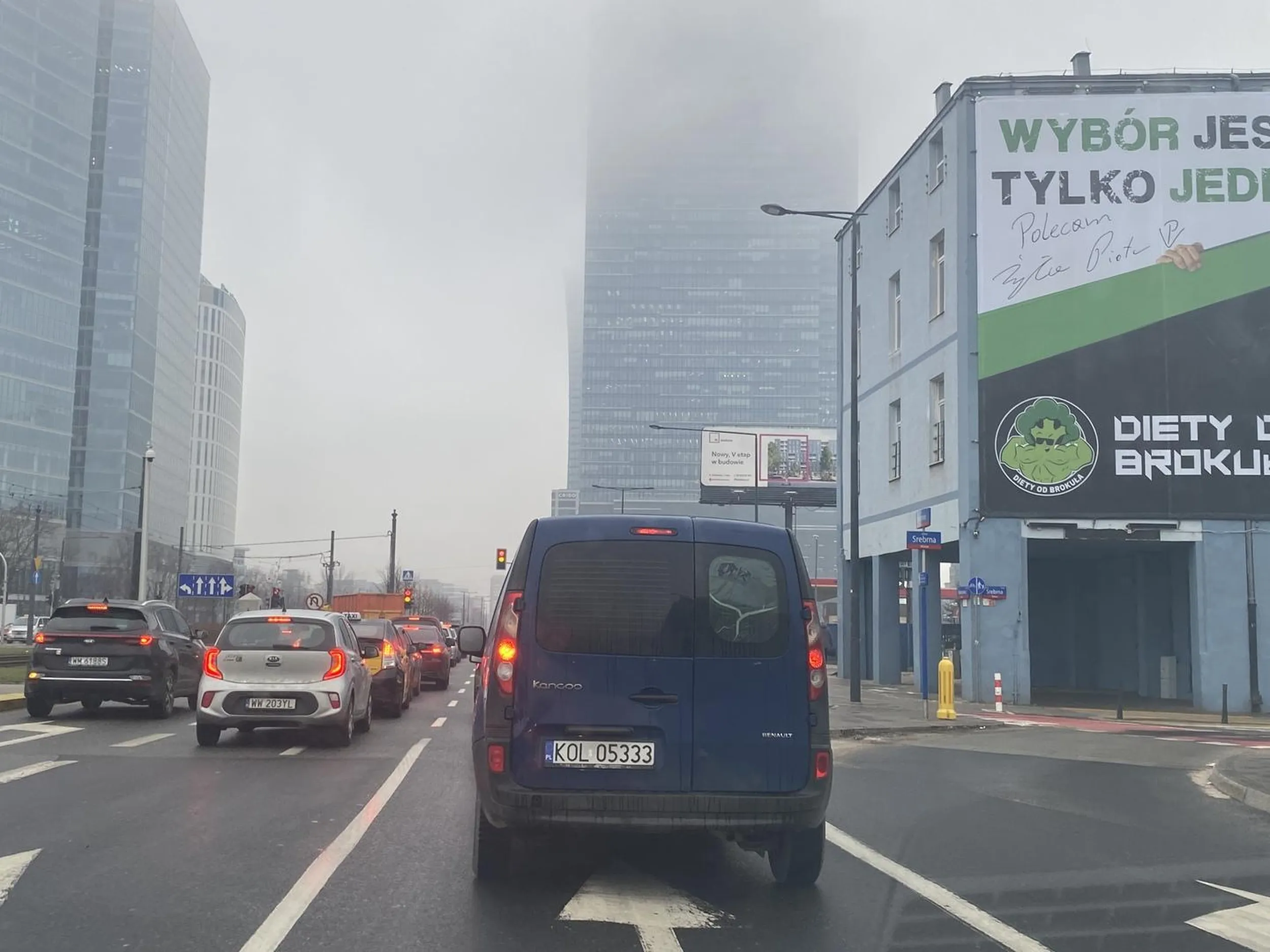 Koles  wciska sie busem z pasa na skret do pasa na wprost i przejezdza rondo na kolejnych 2 czerwonych swiatlach - porąbany buc - nie polecam goscia nawet do pąpowania kół.