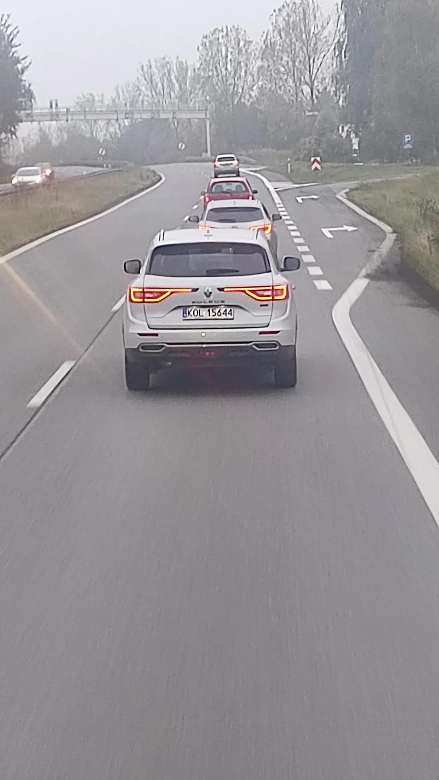 Głupia blondynka najpierw jedzie 60 na 90 grzebiąc sobie w radiu bądź w telefonie a jak ciężarówka ją wyprzedzała to zaczęła się ścigać i nie pozwoliła się wyprzedzić trzymając się na jej boku