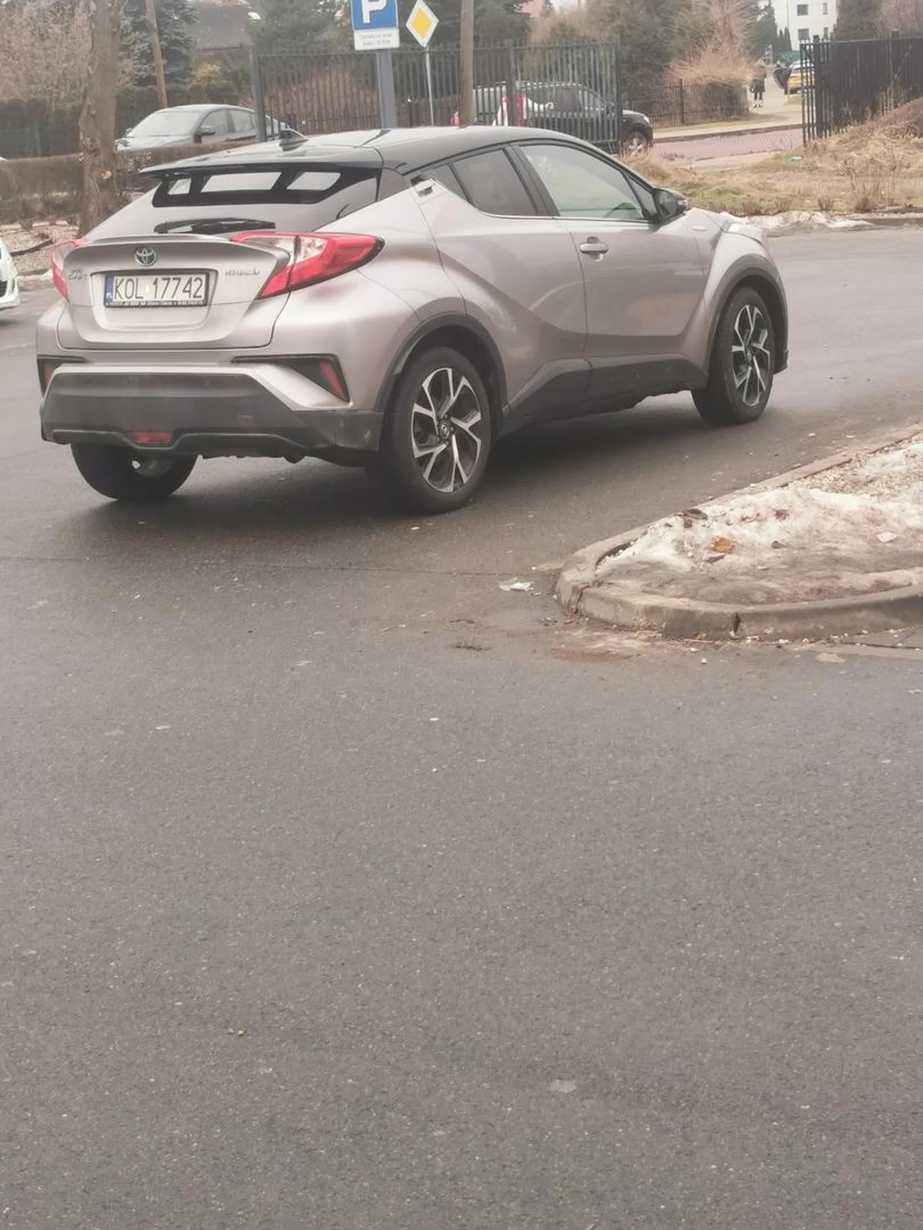 Cały parking Lidla w Olkuszu na Sławkowskiej wolny, a burak staje na przejeździe...