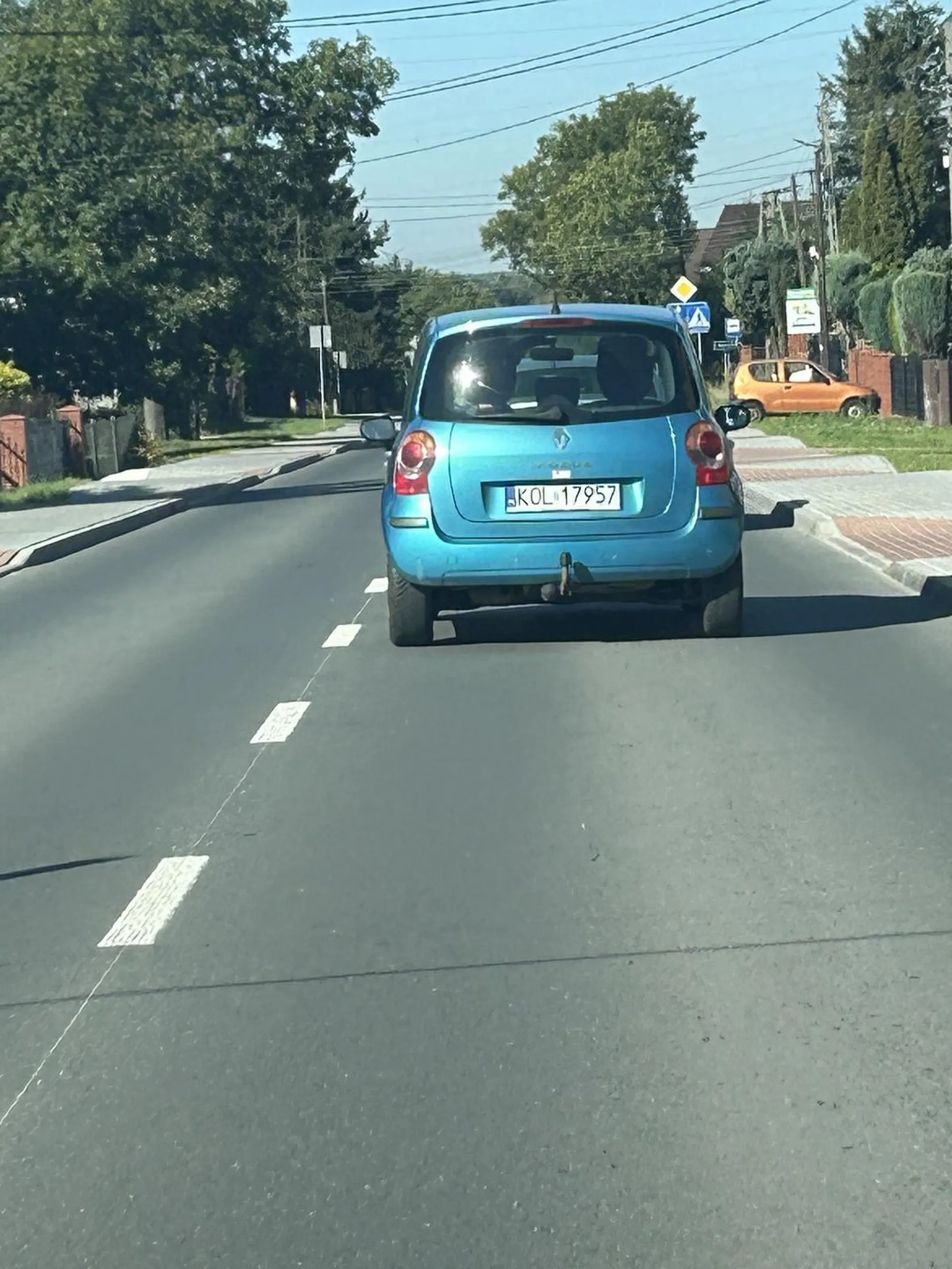 Kierowca tego auta na 100 % ma prawo jazdy kupione a nie zdane… zakaz wyprzedzania i ograniczenie do 50 km/h u niego oznacza wyprzedzać i jechać co najmniej 70km //h