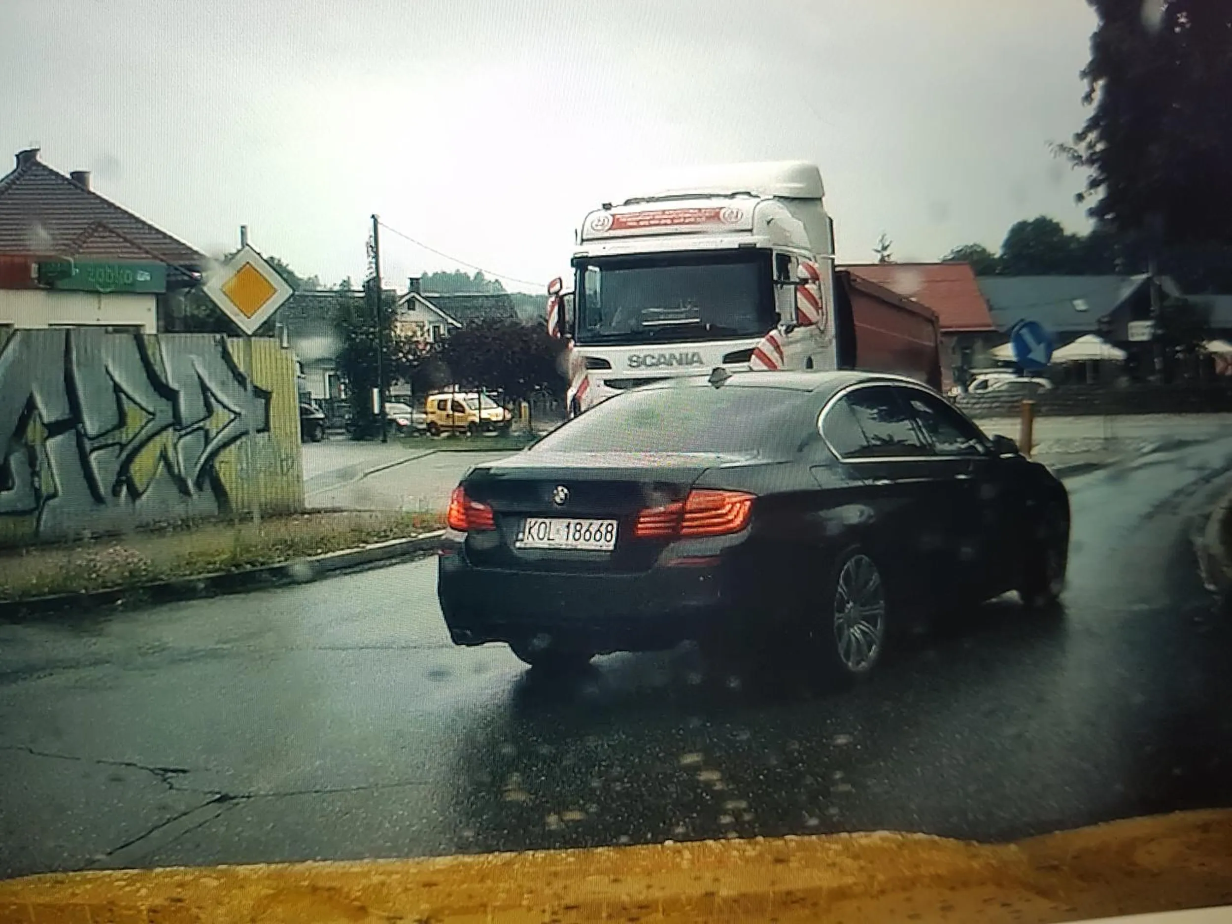 wymusza pierwszeństwo